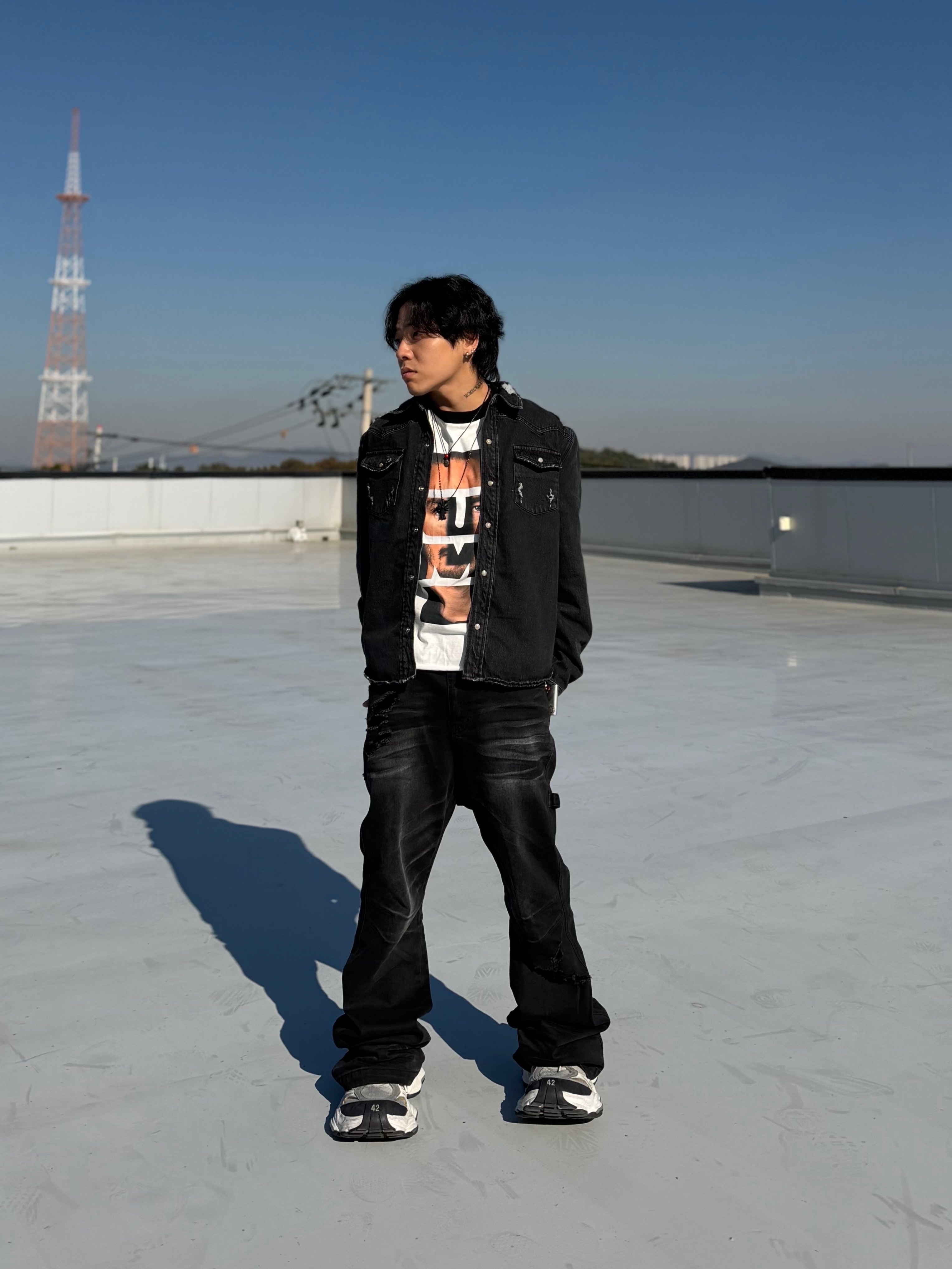 Balenciaga Cargo Sneakers White Grey, Chrome Hearts Silichrome CH Cross Pendant Black 2022/2023/2025 착용 스타일 - 1