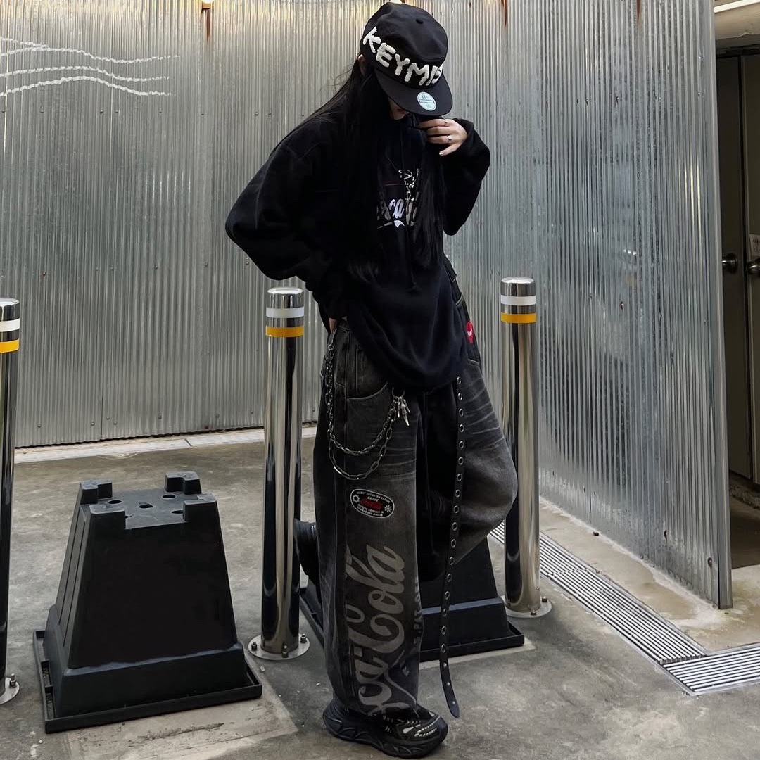 SPORT CHAMBER x Coca-Cola Balloon Denim Pants Black, SPORT CHAMBER x Coca-Cola Denim Cross Bag Black 착용 스타일 - 3