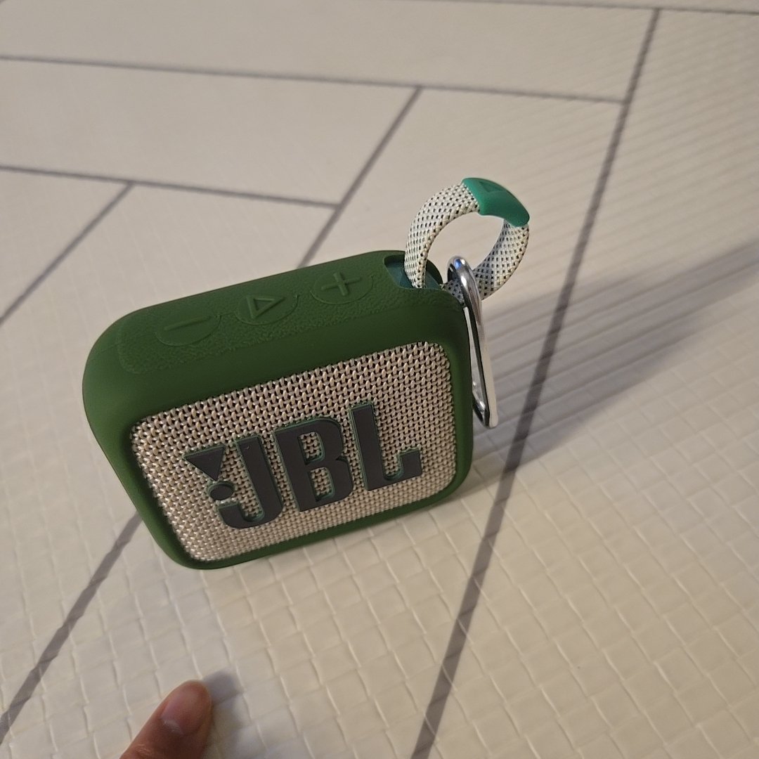 JBL GO4 Portable Bluetooth Speaker Sand 착용 스타일 - 1
