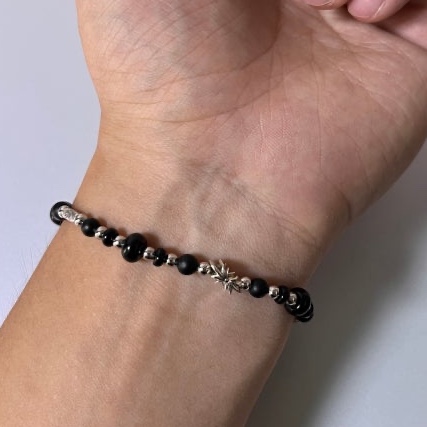 Scudo Garden Karen Beads Bracelet Black 착용 스타일