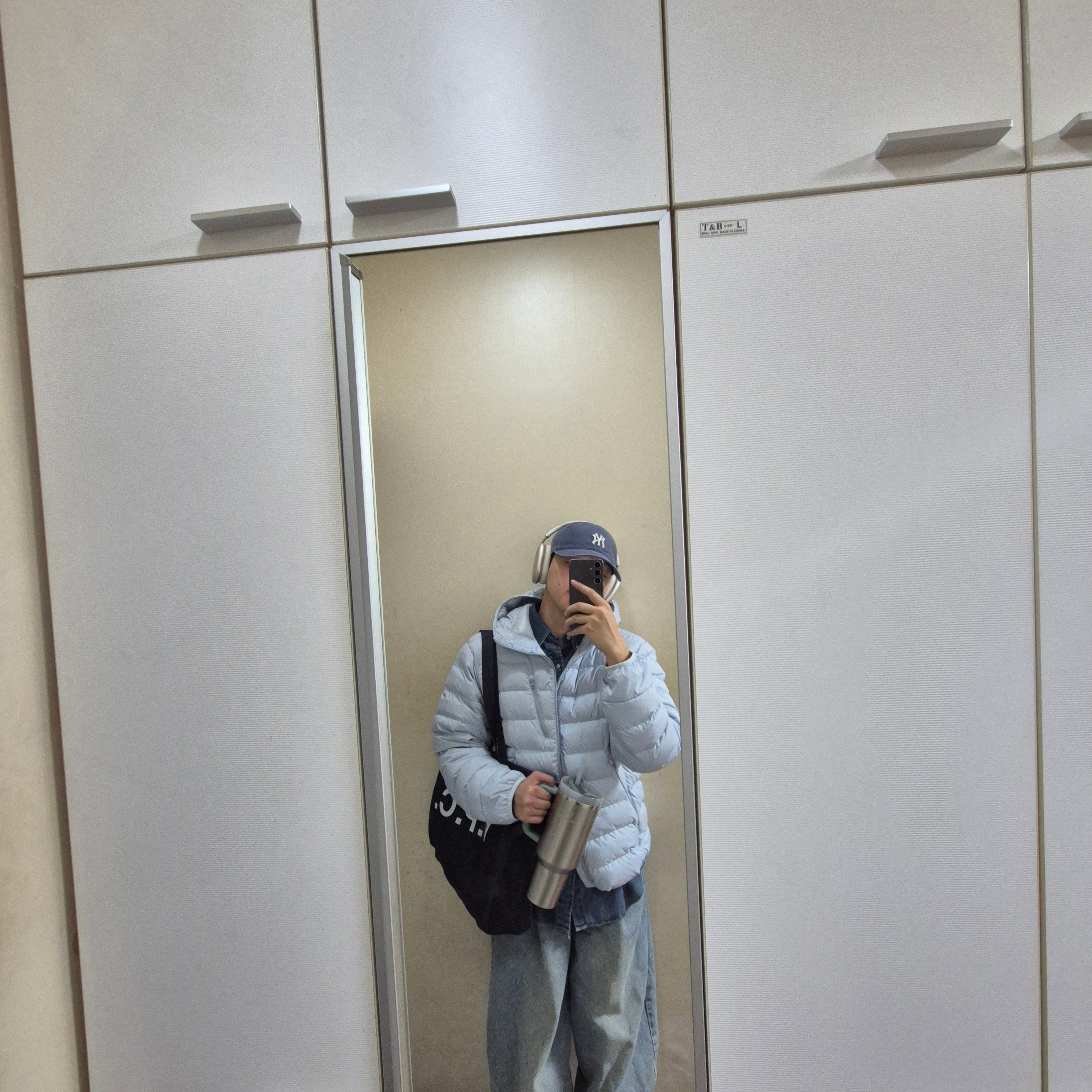 A.P.C. Daniela Shopping Bag Indigo, New Era MLB New York Yankees Denim Series Unstructured Ball Cap Blue 착용 스타일