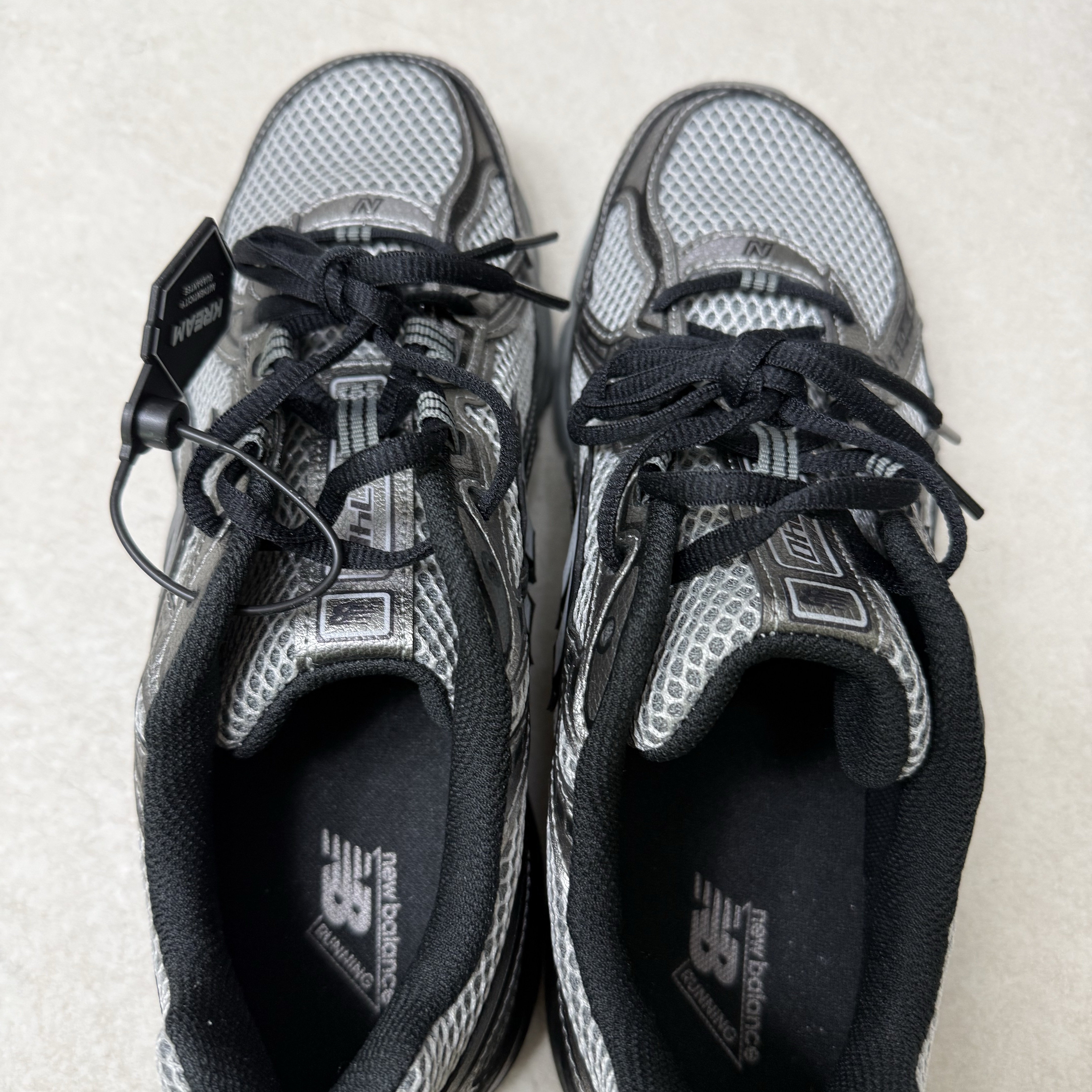 New Balance 740 Dark Silver Metallic 착용 스타일 - 4