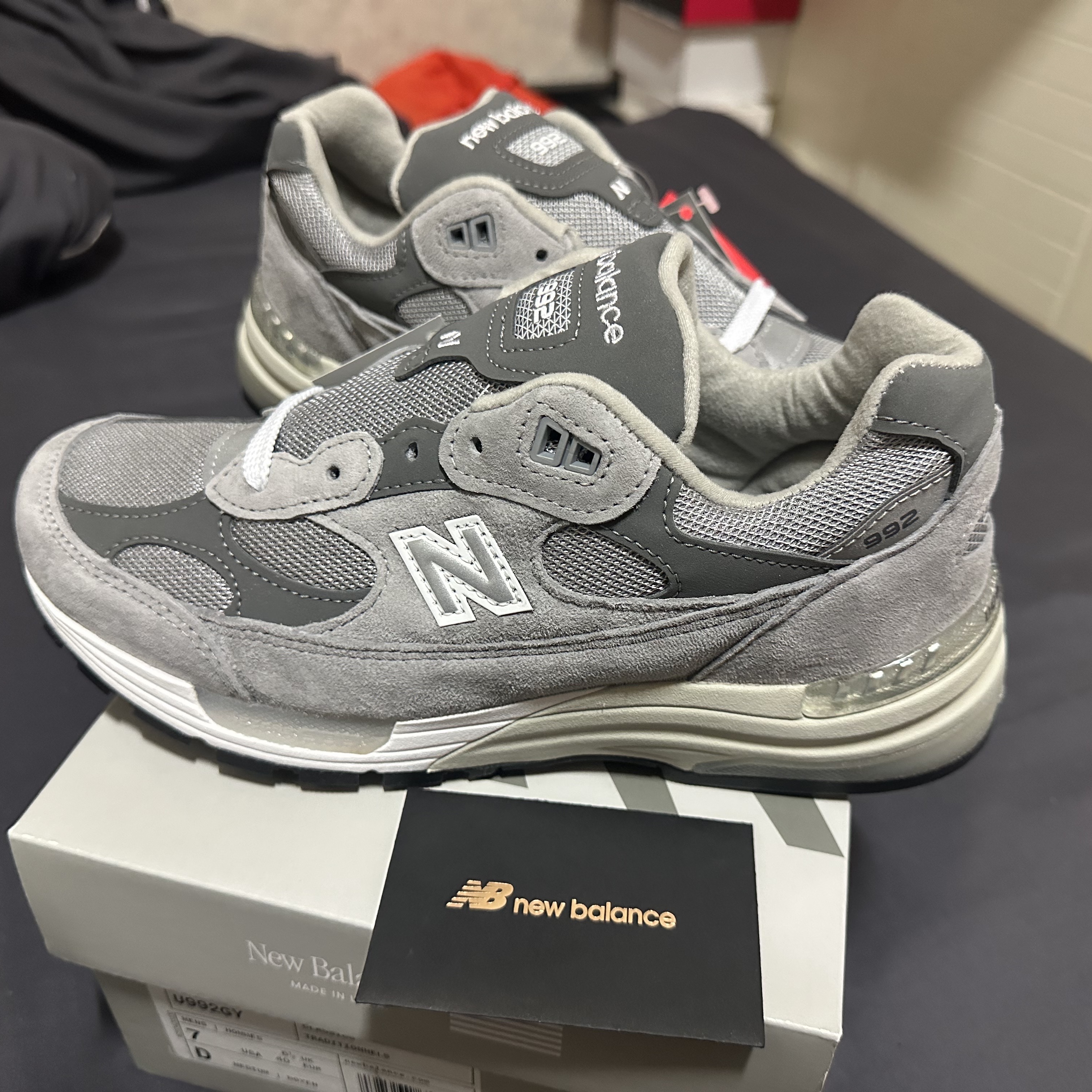 New Balance 992 Made in USA Core Grey Silver Metallic 착용 스타일 - 1