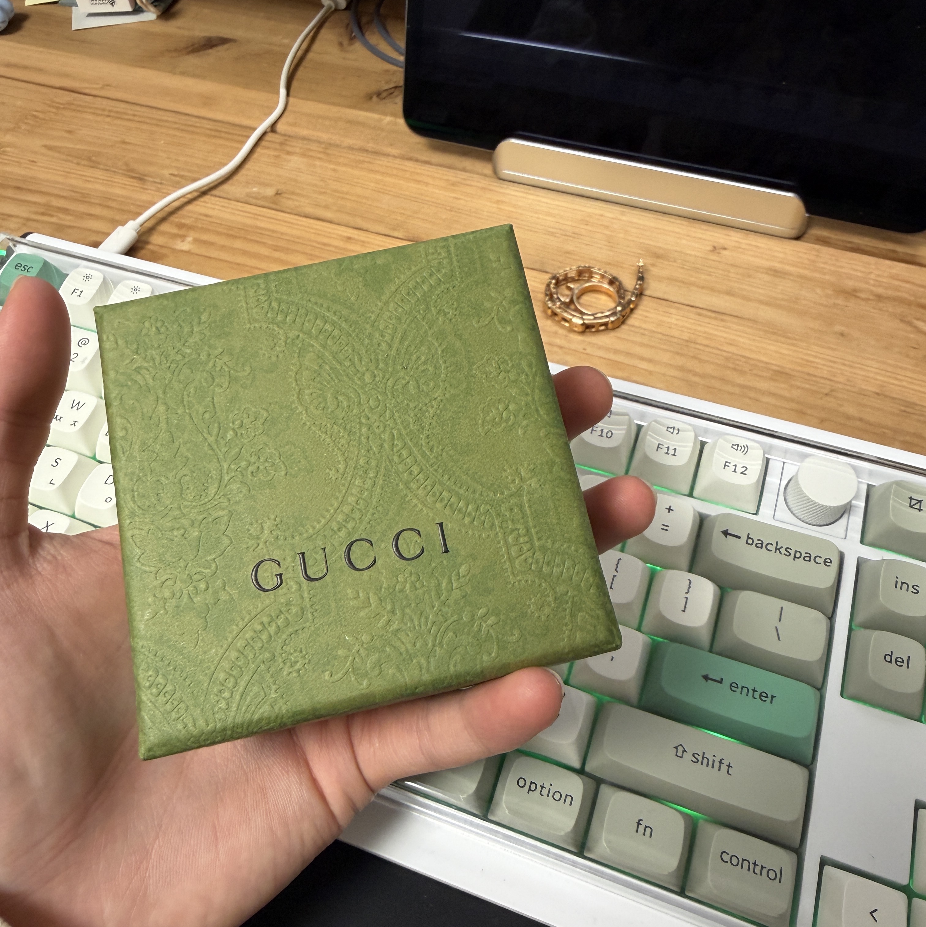 Gucci Interlocking G Ring Silver 착용 스타일 - 1