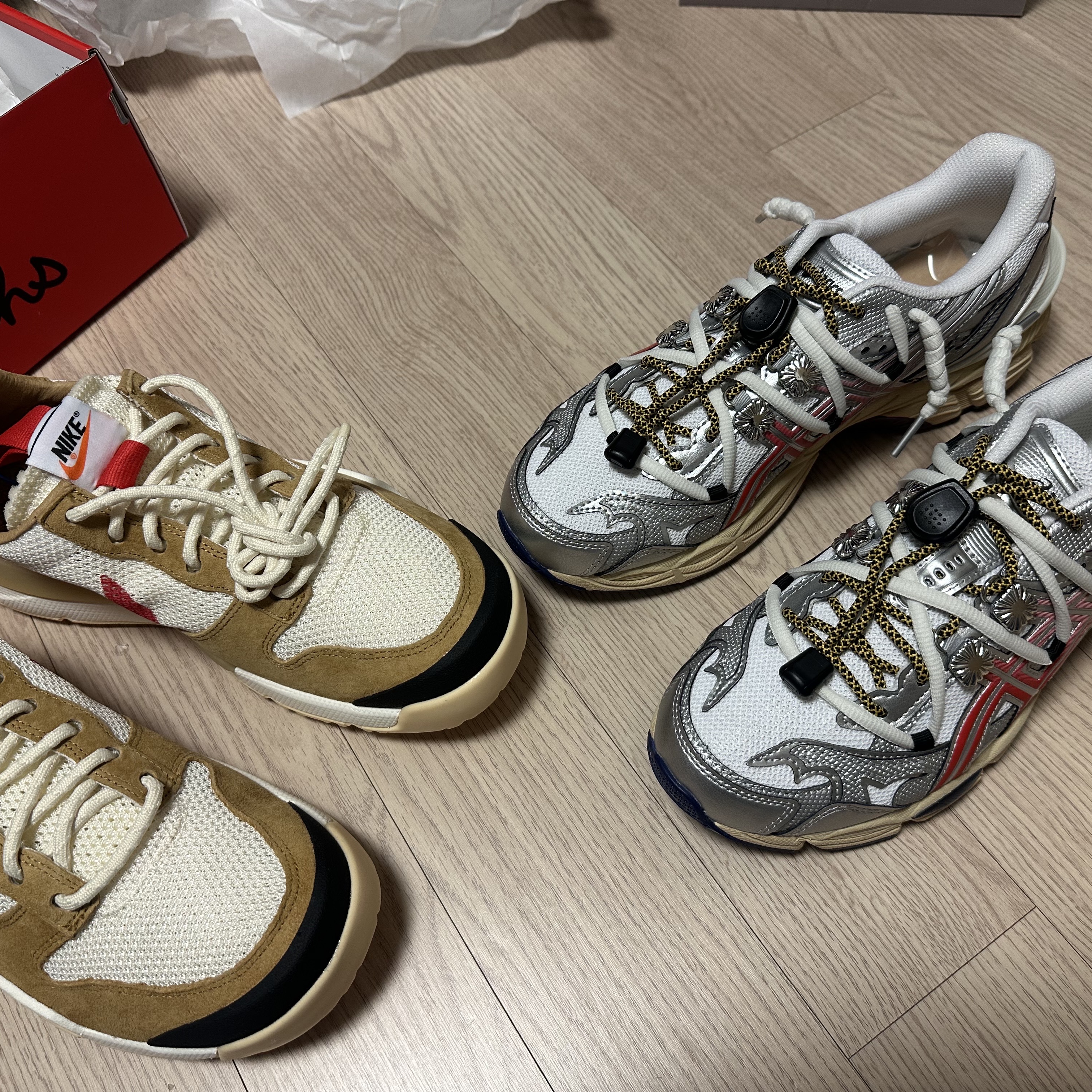 Asics x Toga Gel-Cumulus 16 TG White Red Pure Silver, Nike x Tom Sachs Mars Yard Shoe 3.0 Space Camp 착용 스타일 - 2