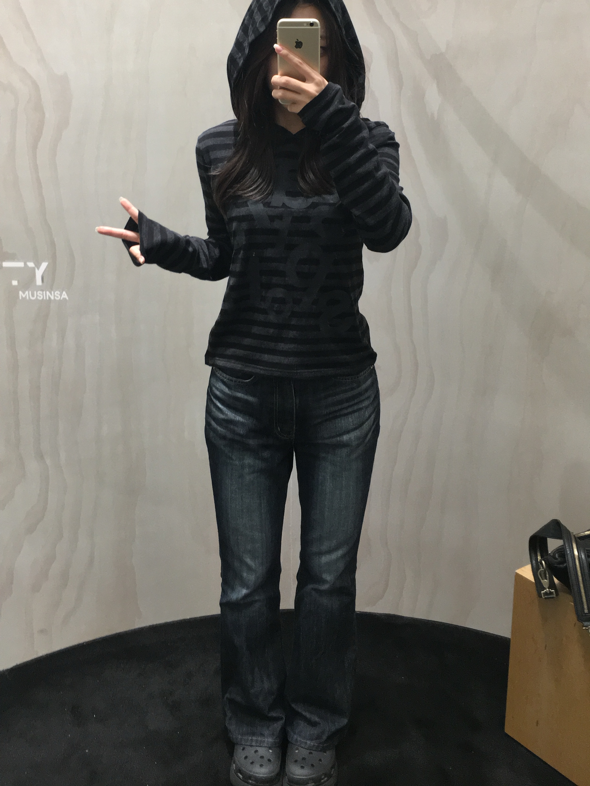 [KREAM 단독] Safarispot 1/2 Ticketing Stripe Border Hoodie Black, Crocs Classic Crush Clog Black 착용 스타일 - 3