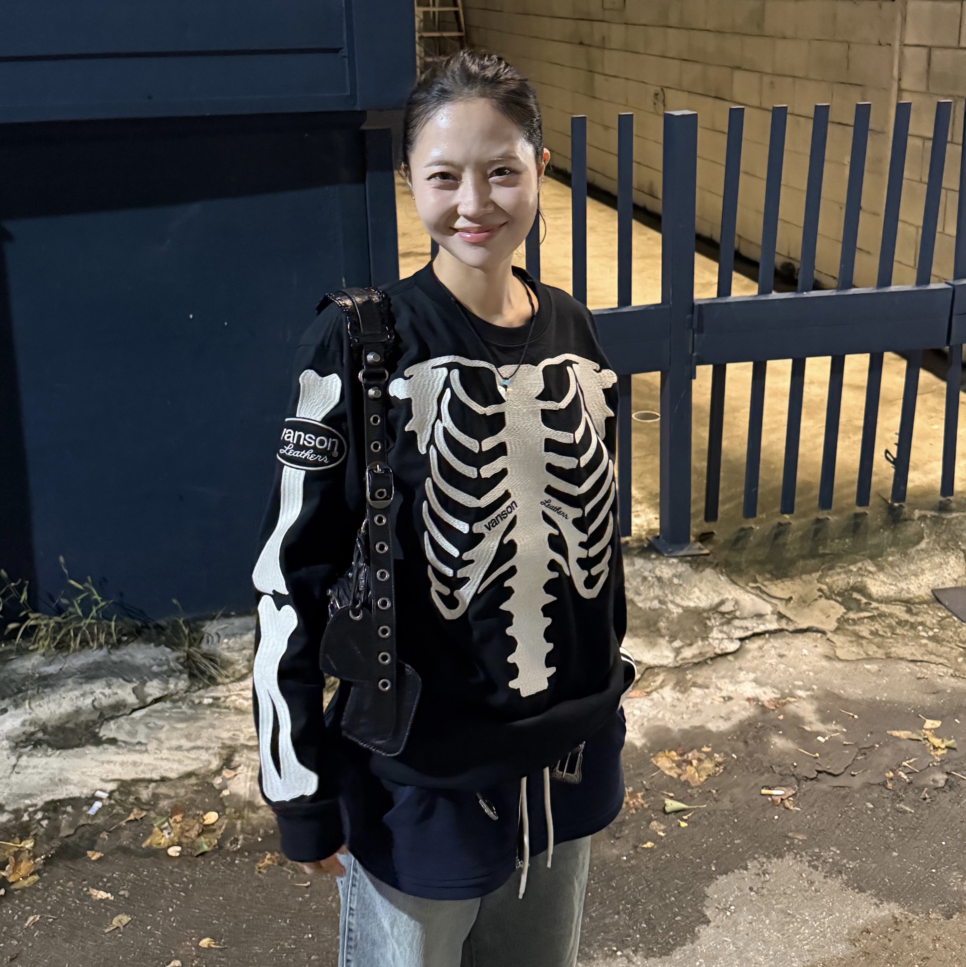 Vanson T19 LS T-Shirt Black, Balenciaga Arena Lambskin Le Cagole XS Shoulder Bag Black 착용 스타일 - 1