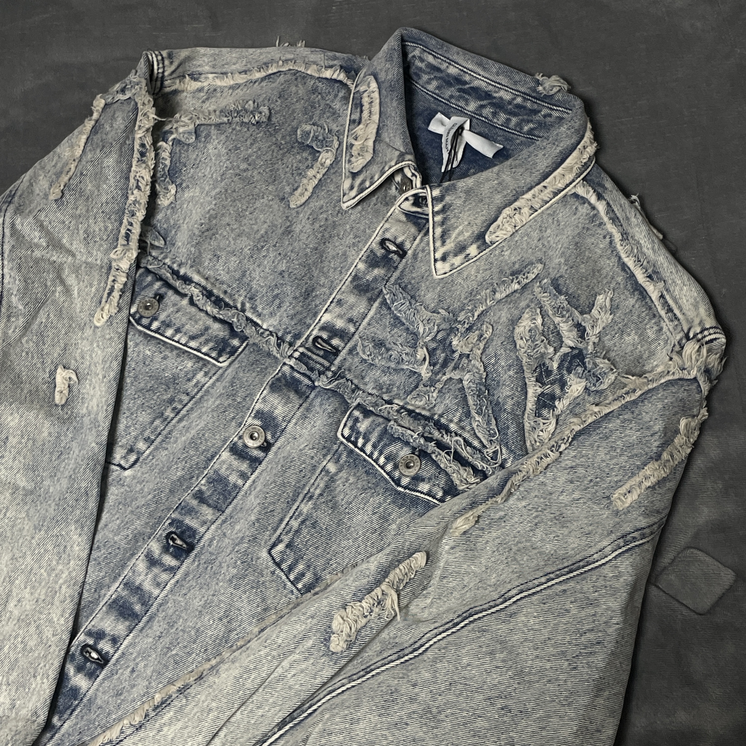 H&M x Glenn Martens Distressed Look Denim Shirt Light Denim Blue 착용 스타일 - 2