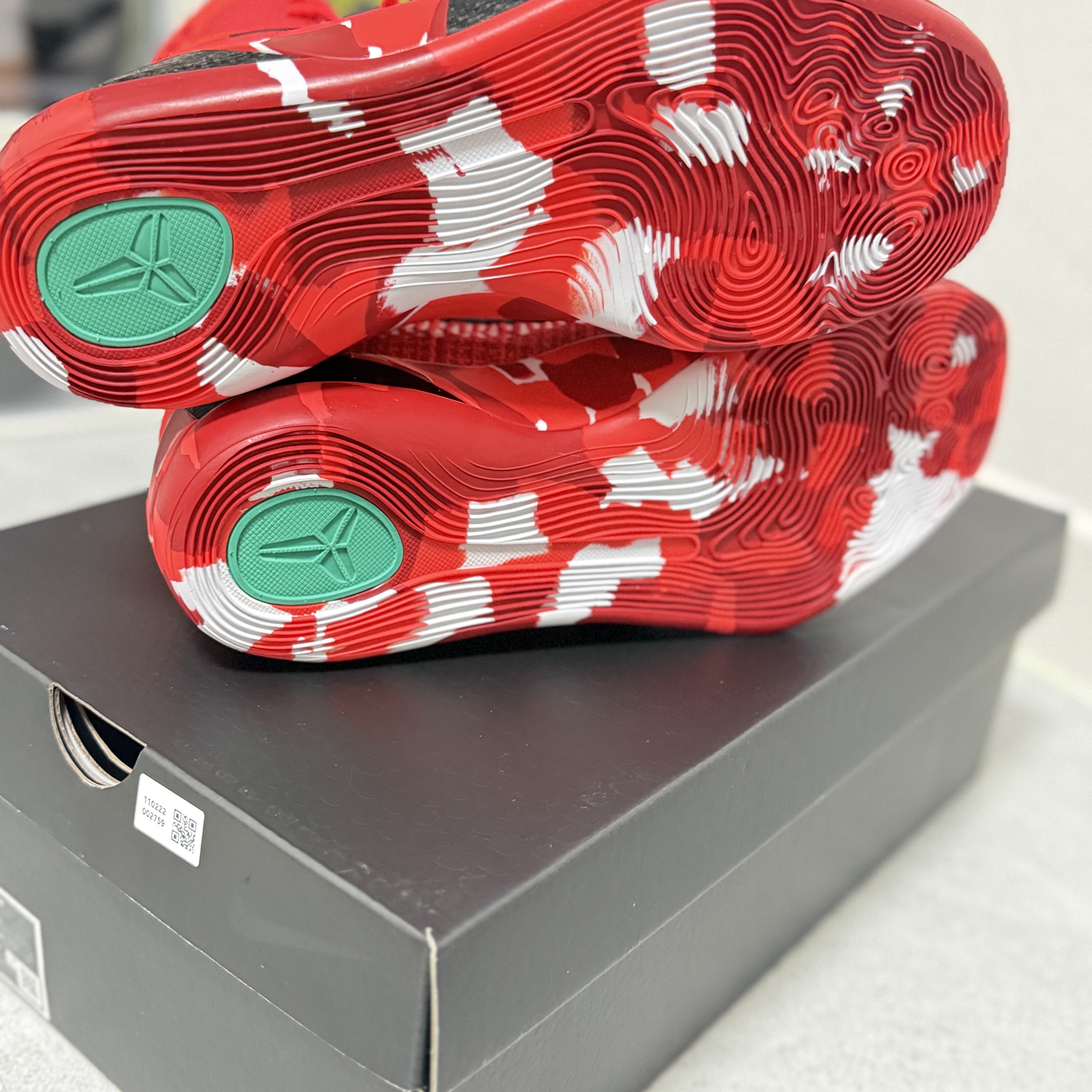 Nike Kobe 9 Elite High Protro Bright Crimson and Emerald Green 착용 스타일 - 3
