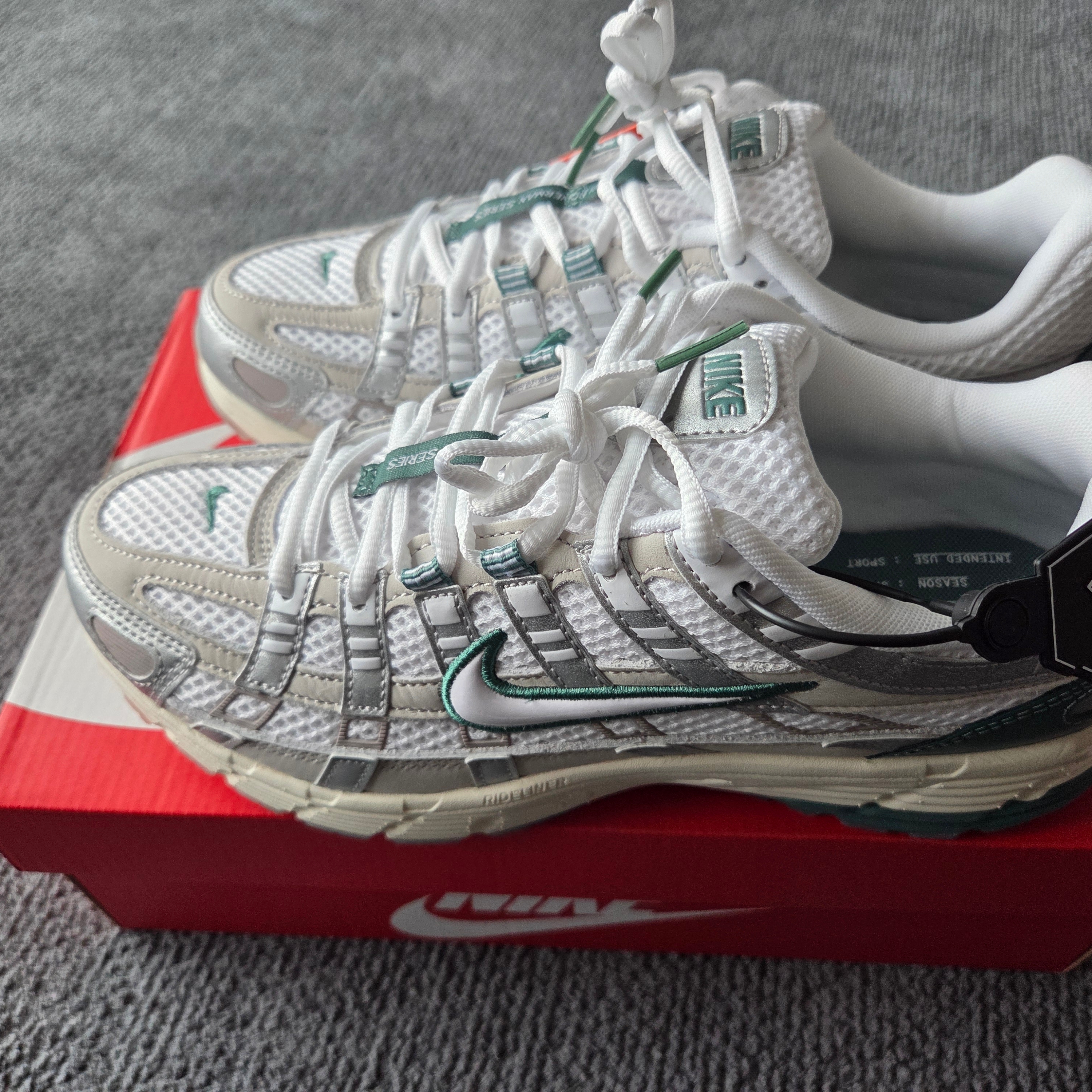Nike P-6000 Light Bone White Metallic Silver 착용 스타일