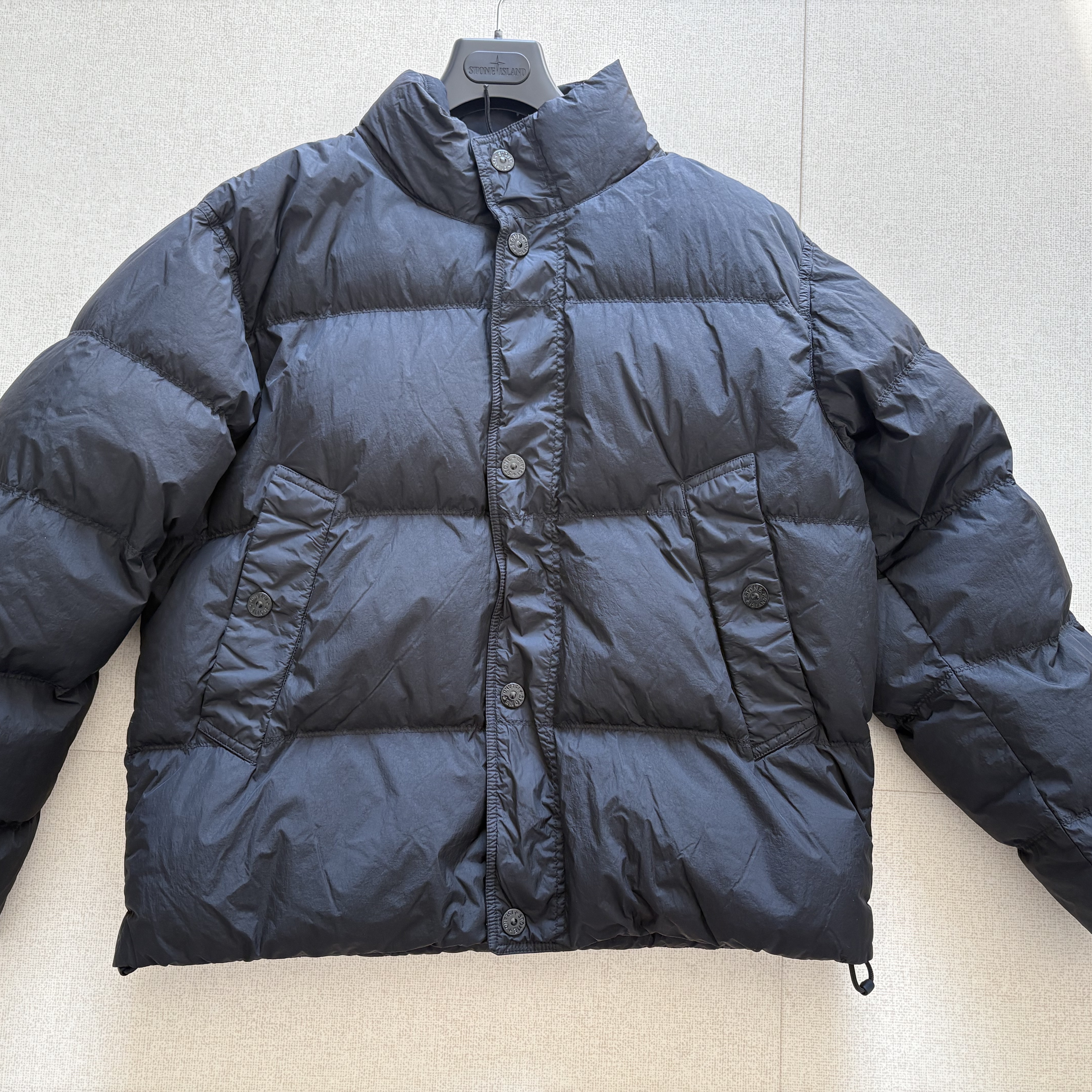 Stone Island 4100010 Crinkle Reps NY Recycled Nylon Down Jacket with Wind Resistant Black - 25FW 착용 스타일