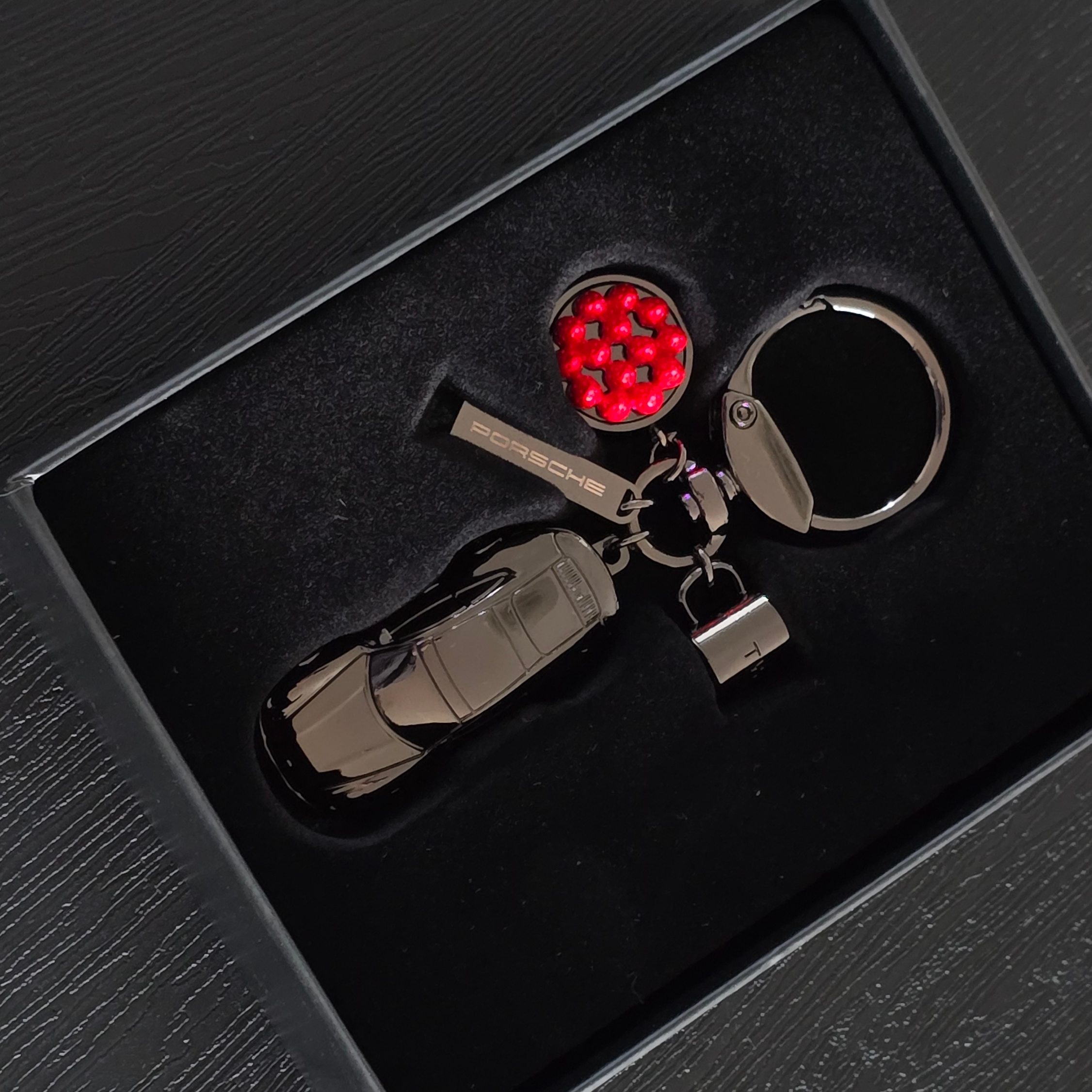 A Twosome Place x Porsche Key Chain Black 착용 스타일