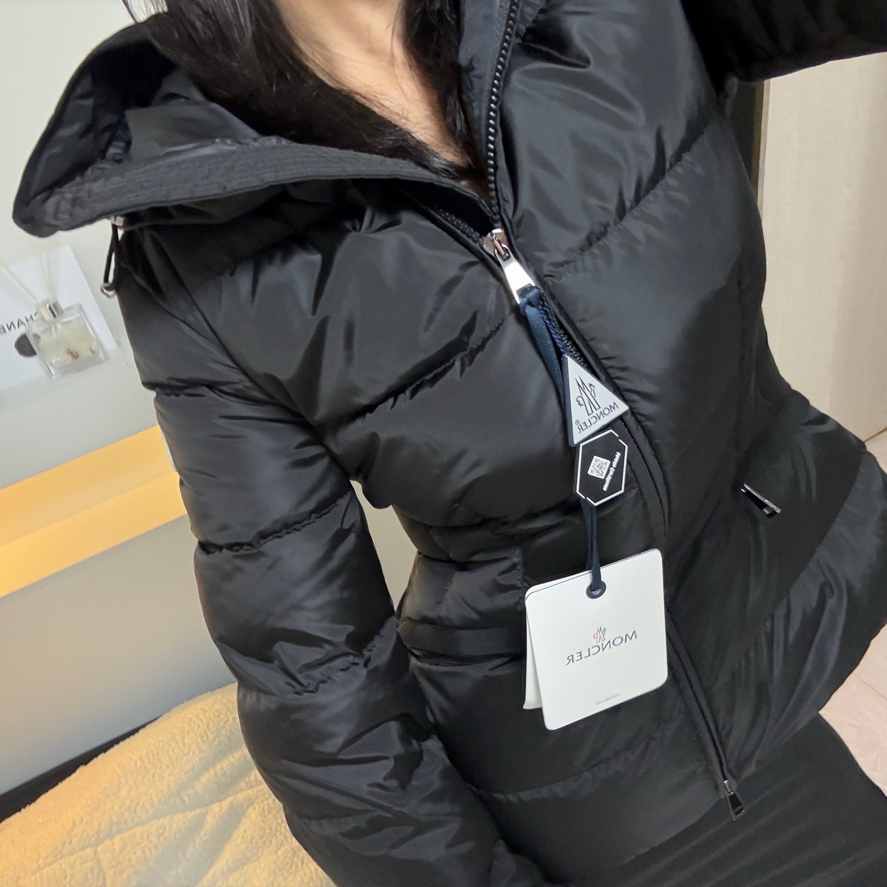 (W) Moncler Avoce Hooded Short Down Jacket Black - 25FW 착용 스타일 - 1