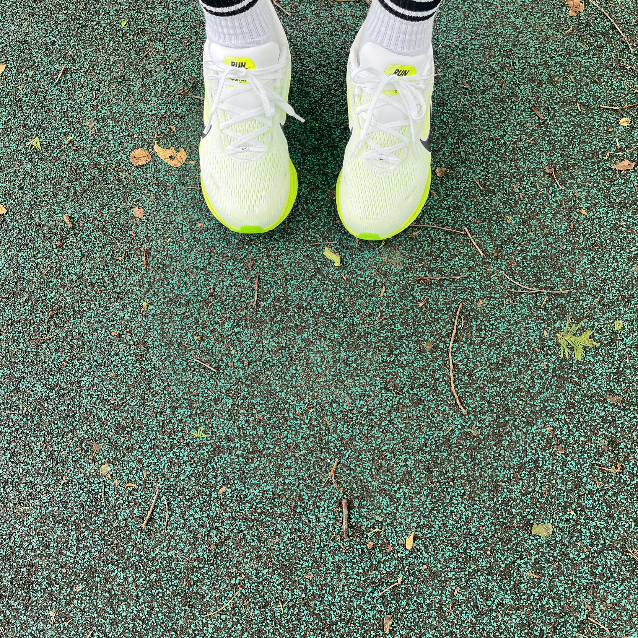 Nike Vomero 18 White Electric Green 착용 스타일 - 3