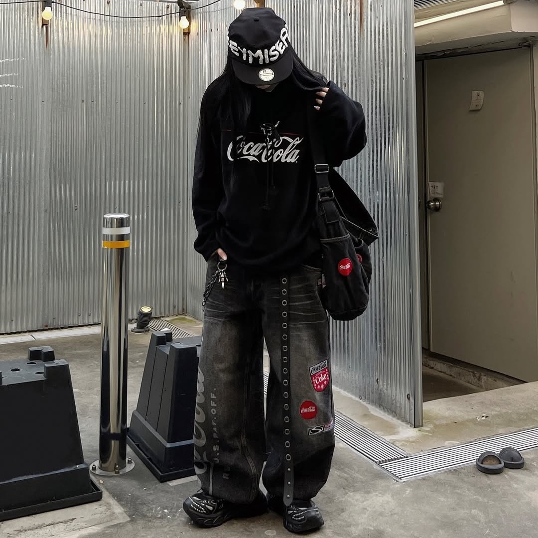 SPORT CHAMBER x Coca-Cola Balloon Denim Pants Black, SPORT CHAMBER x Coca-Cola Denim Cross Bag Black 착용 스타일 - 1