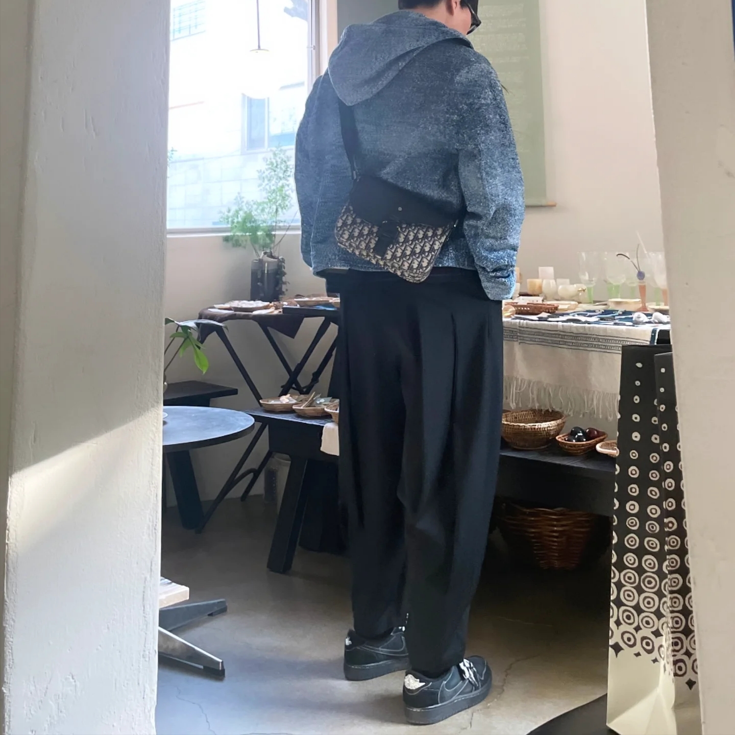 Dior Label Cotton Jacquard Hooded Blouson Jacket Blue, Dior Saddle Messenger Bag Beige Black Dior Oblique Jacquard Black Grained Calfskin 착용 스타일 - 3