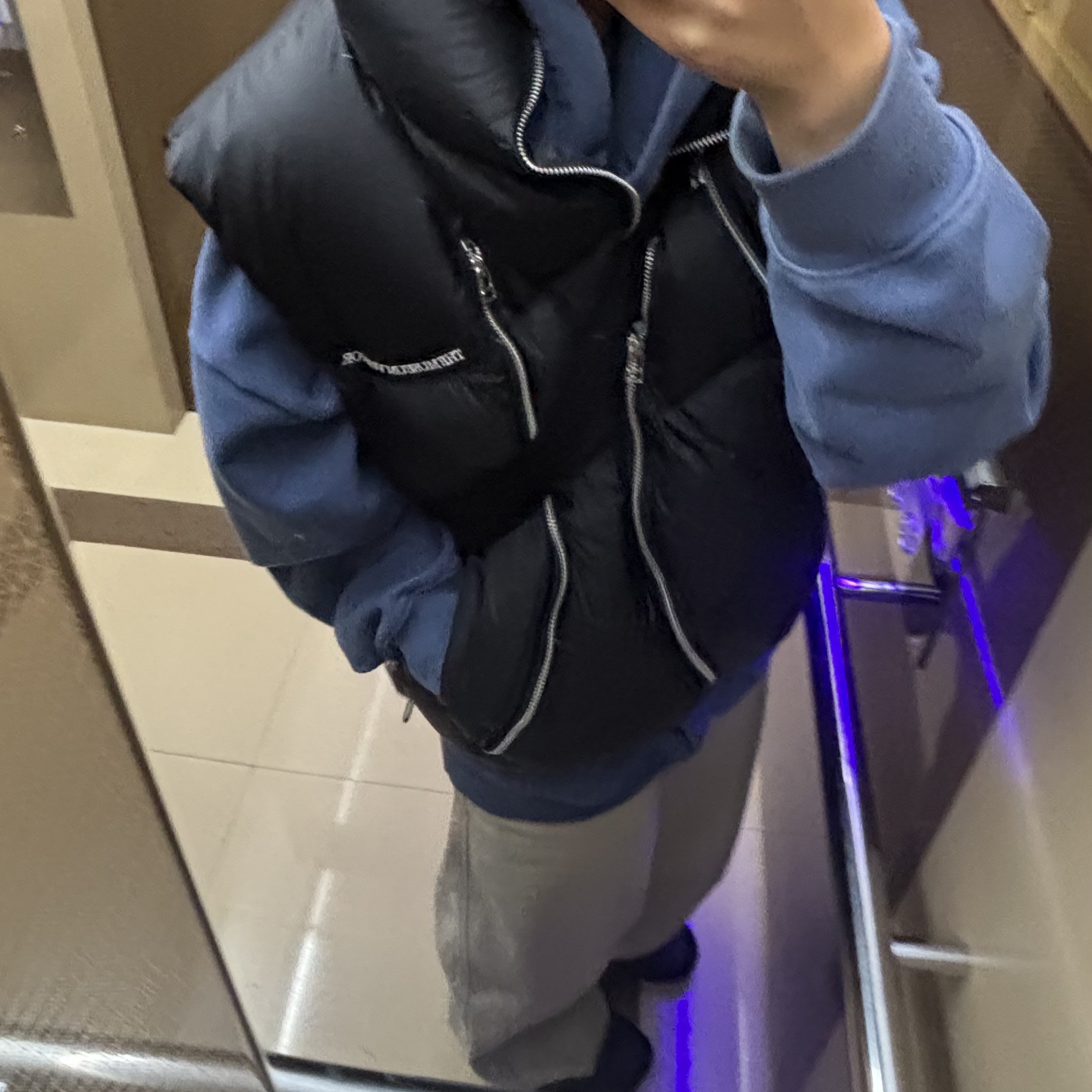 The Museum Visitor KREAM Curved Zipper Puffer Down Vest Glossy Black - 23FW, Our Legacy Ladon Leather Keychain Black 착용 스타일 - 1
