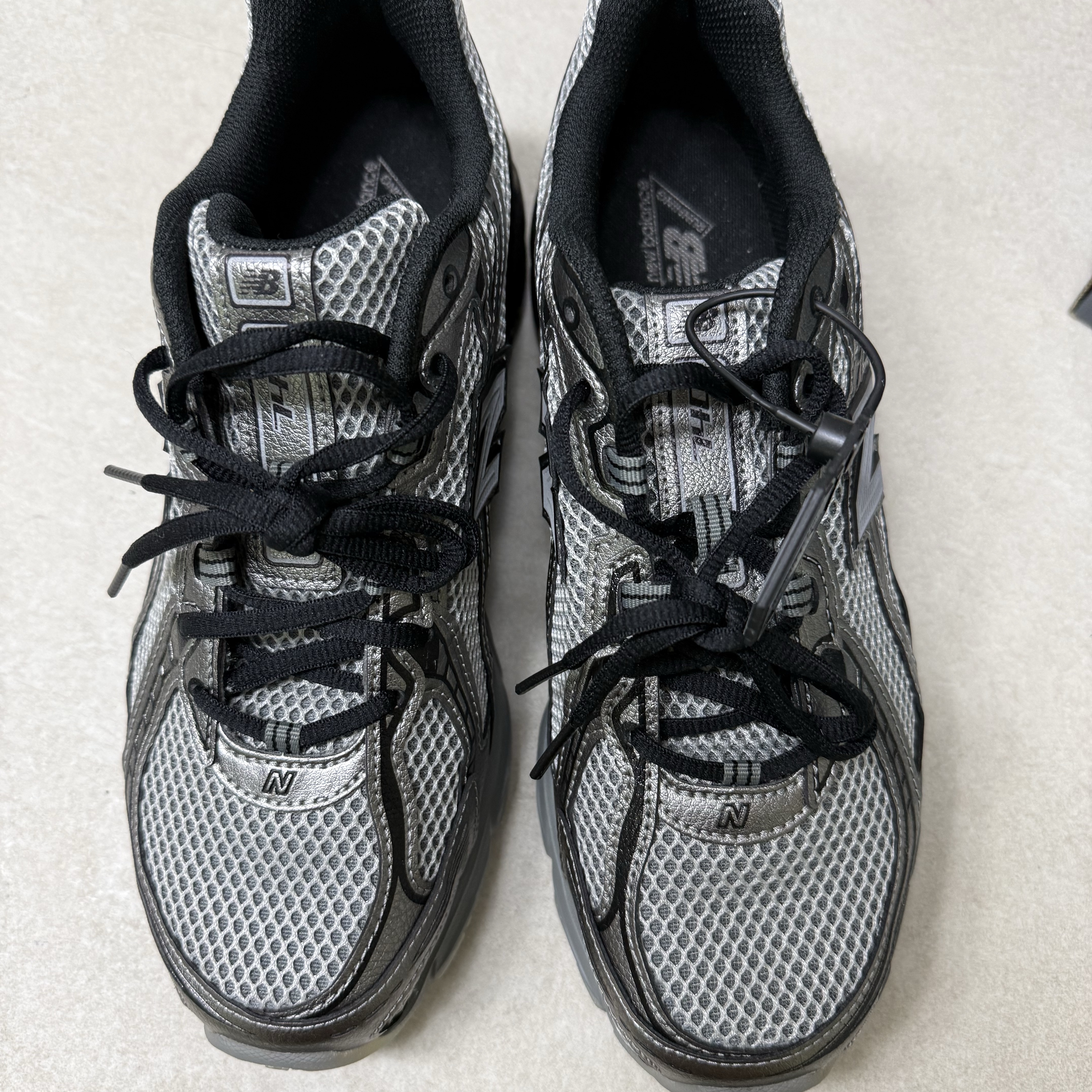 New Balance 740 Dark Silver Metallic 착용 스타일 - 3