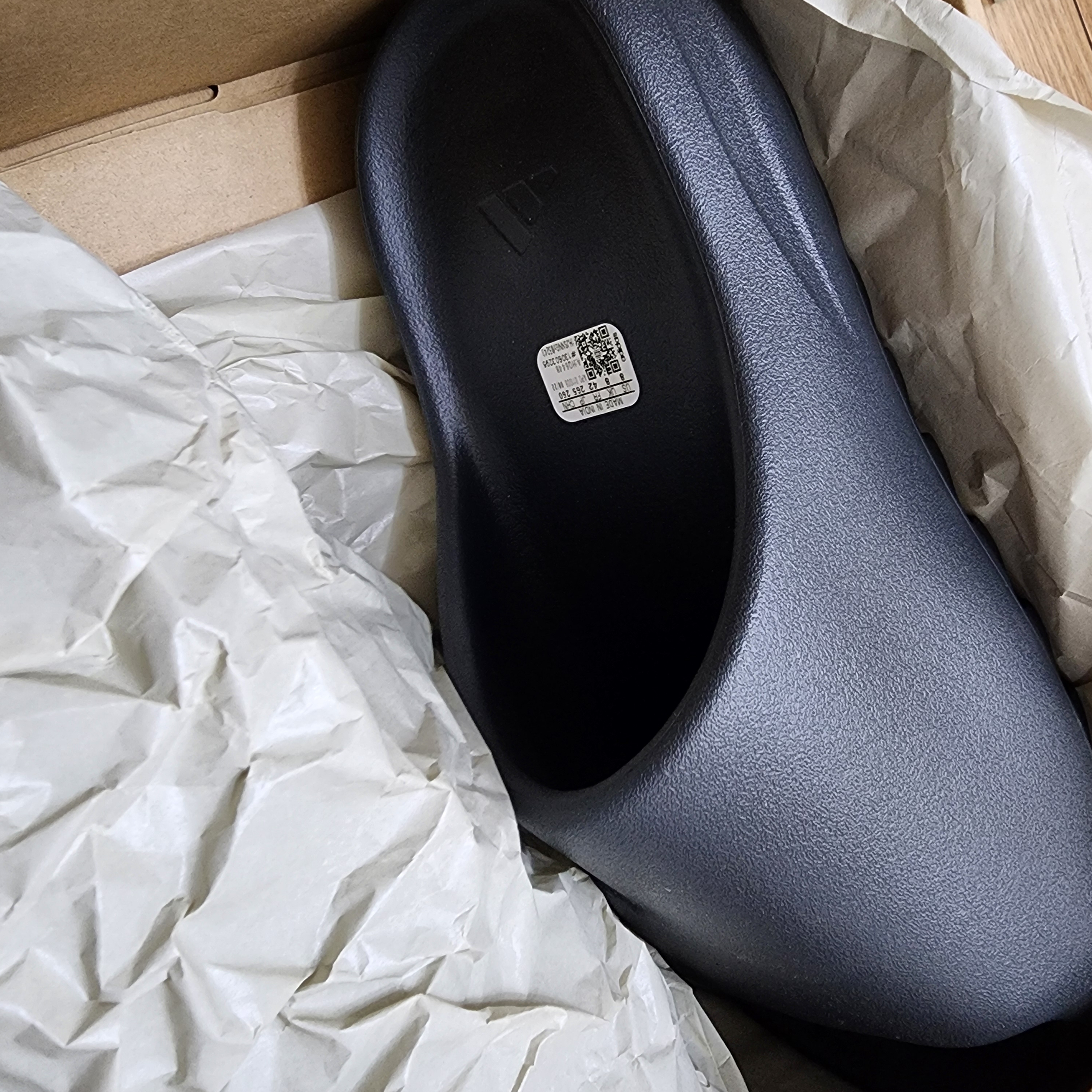 Adidas Yeezy Slide Onyx 착용 스타일