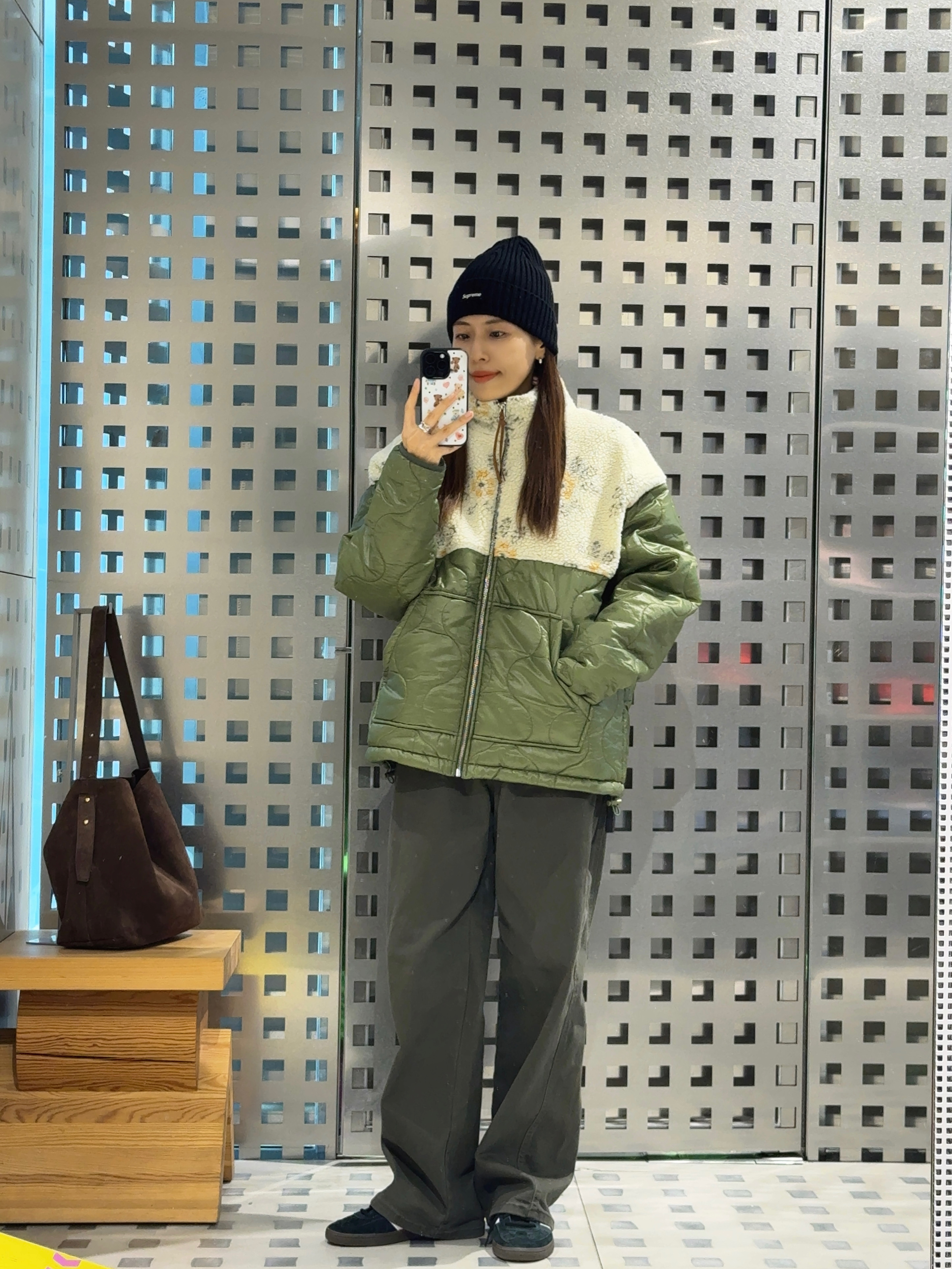 Adidas Spezial Handball Core Black, Supreme Overdyed Beanie Black 착용 스타일 - 1