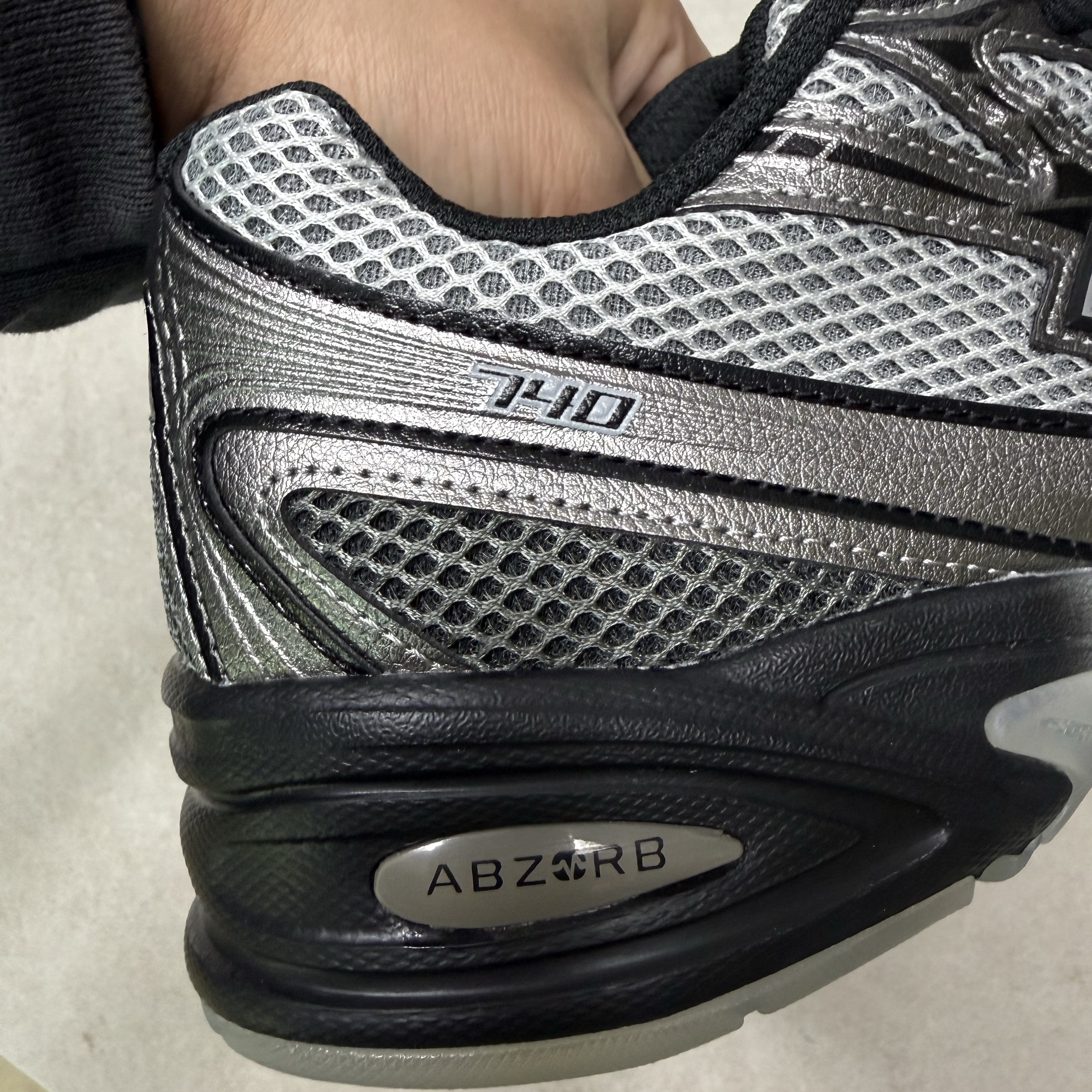 New Balance 740 Dark Silver Metallic 착용 스타일 - 6