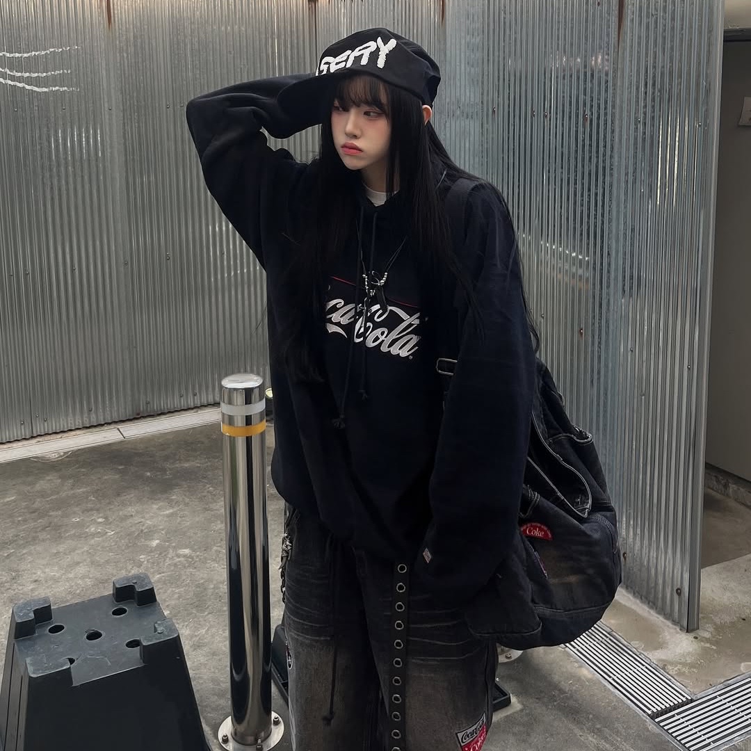 SPORT CHAMBER x Coca-Cola Balloon Denim Pants Black, SPORT CHAMBER x Coca-Cola Denim Cross Bag Black 착용 스타일 - 9