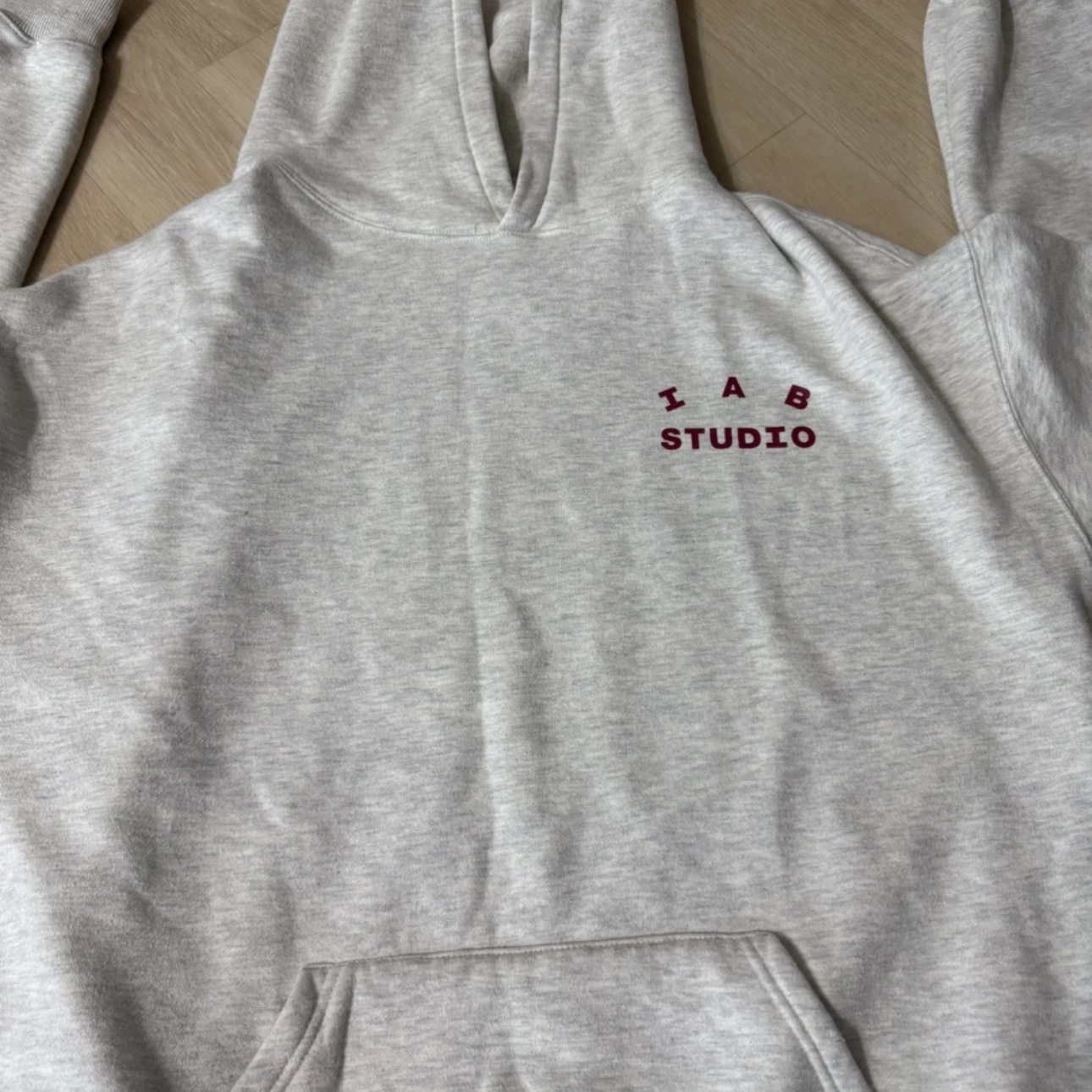 IAB Studio Hoodie Oatmeal Burgundy 착용 스타일