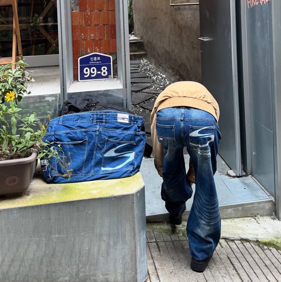 SPORT CHAMBER x Coca-Cola Balloon Denim Pants Blue, SPORT CHAMBER x Coca-Cola Denim Cross Bag Blue 착용 스타일 - 4