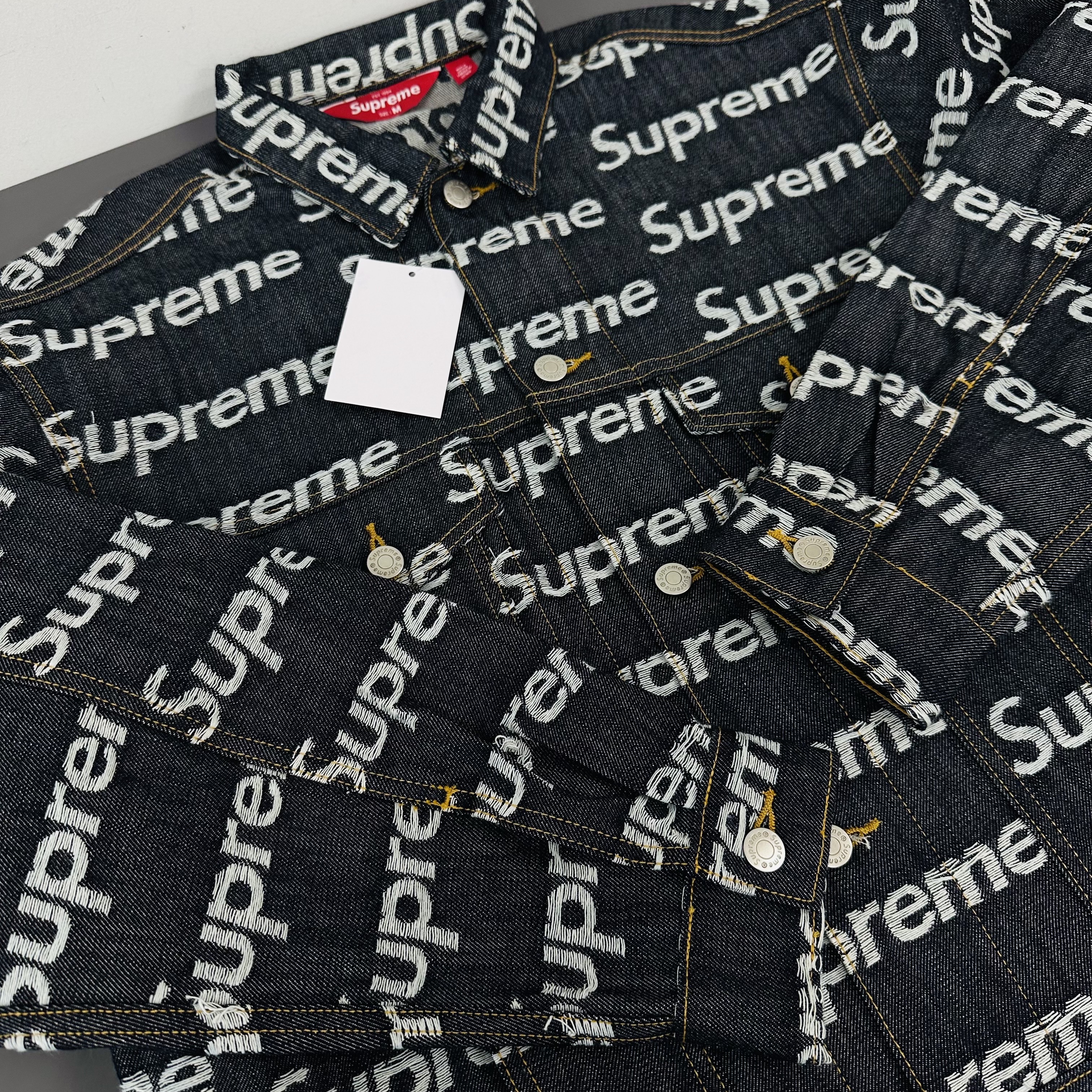 Supreme Jacquard Logos Denim Trucker Jacket Rigid Indigo - 25FW 착용 스타일 - 1