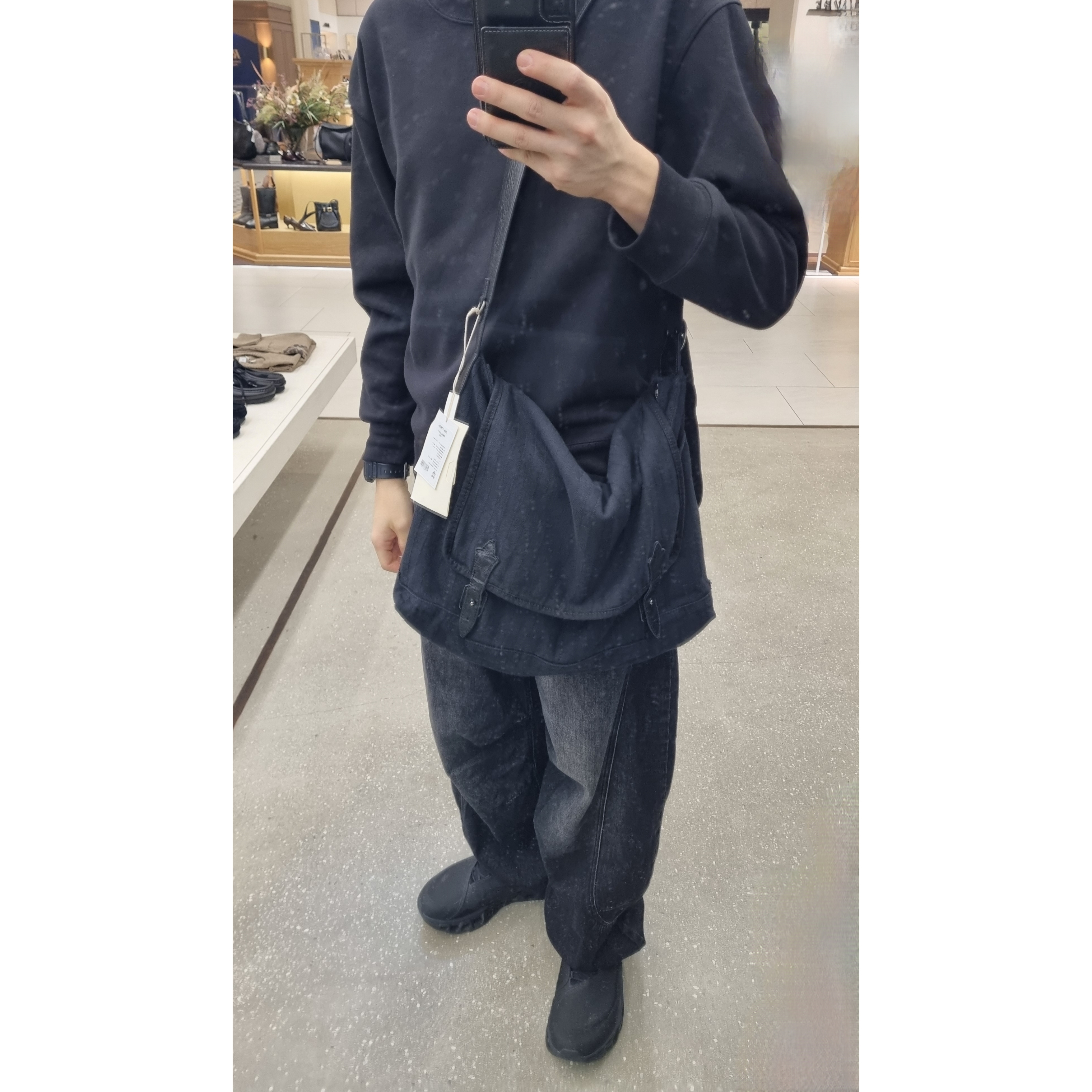 On Running x Post Archive Faction (Paf) Cloudmonster 2 Black Magnet, Polyteru Fleur Messenger Bag Striped Black 착용 스타일 - 1