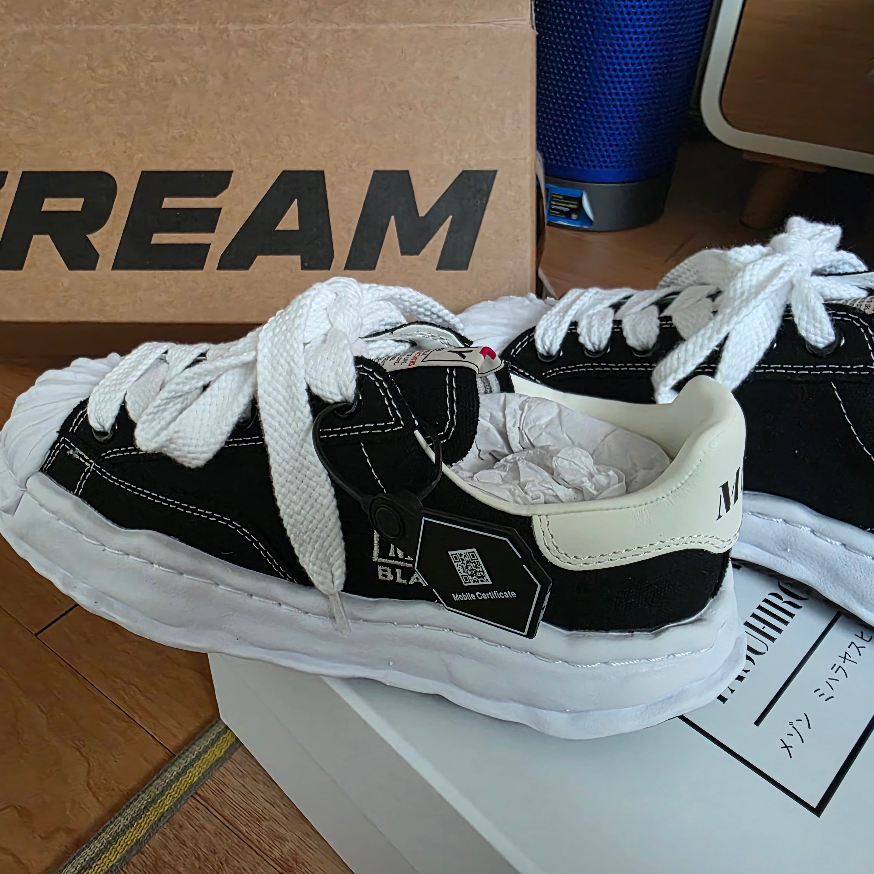 Maison Mihara Yasuhiro Blakey OG Sole Canvas Low-top Sneakers Black White 착용 스타일 - 1