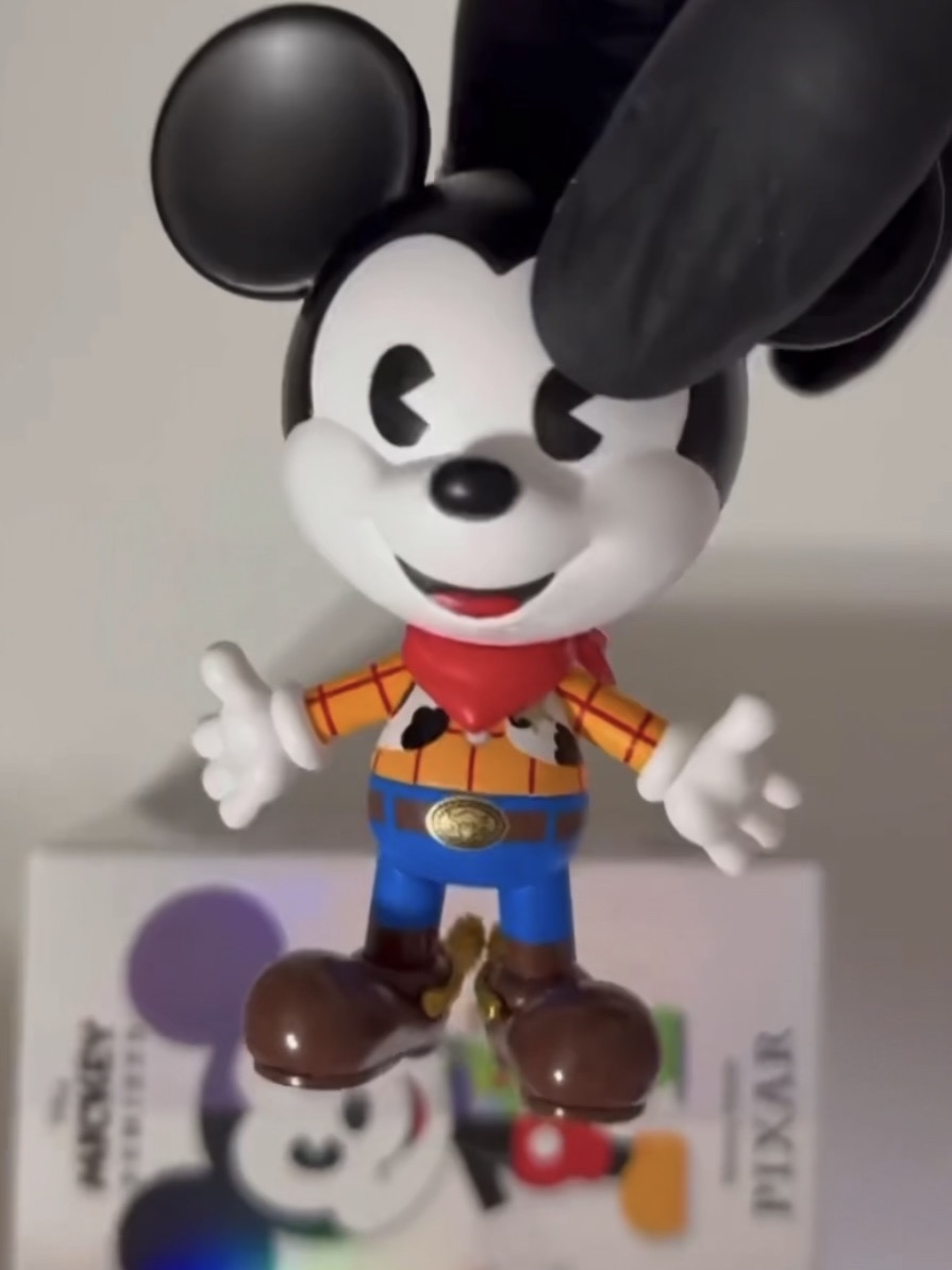 Pop Mart Disney Mickey Remixed: Mickey Meets Pixar Series Figures Sealed Case (1 Blind Box) 착용 스타일