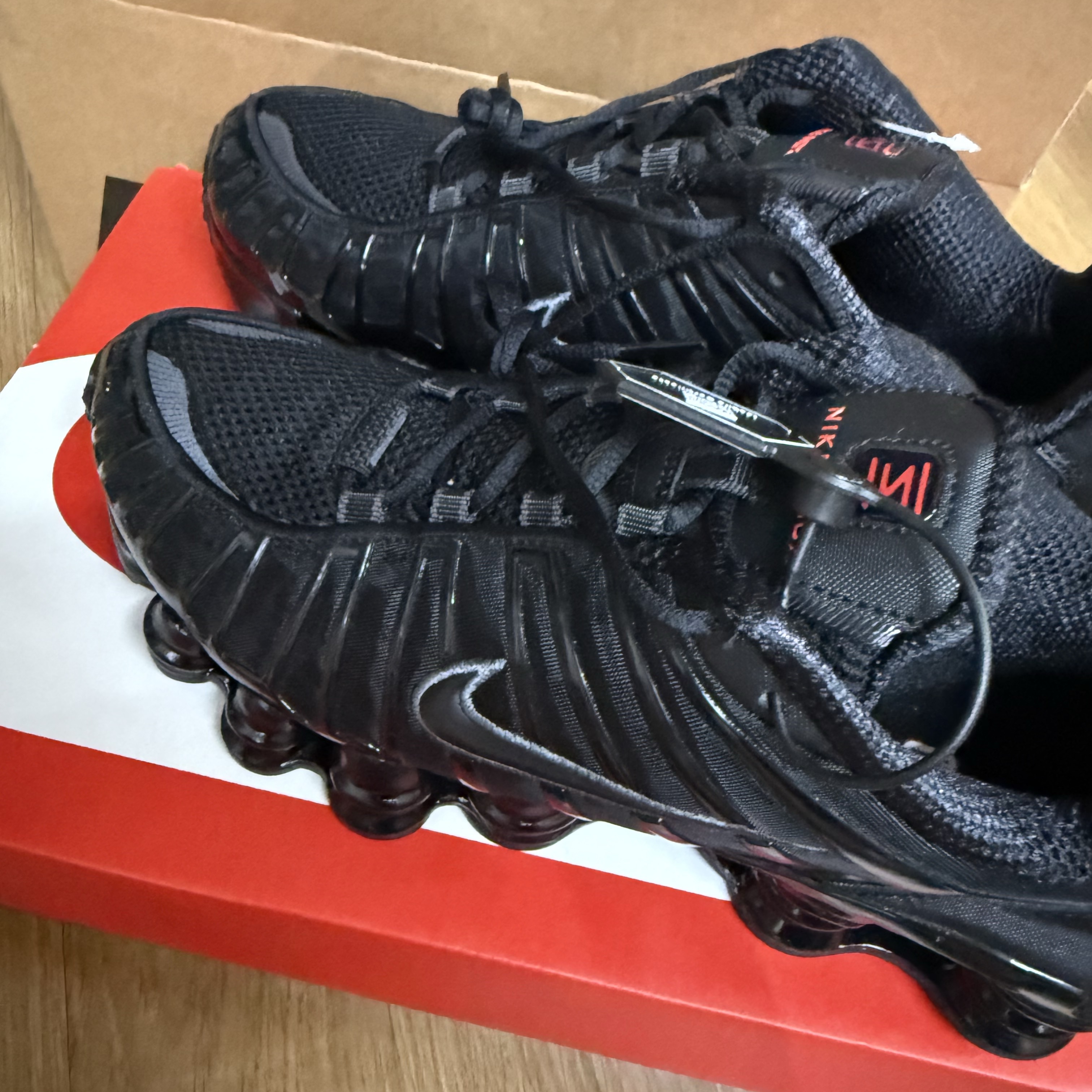 Nike Shox TL Black Metallic Hematite 착용 스타일