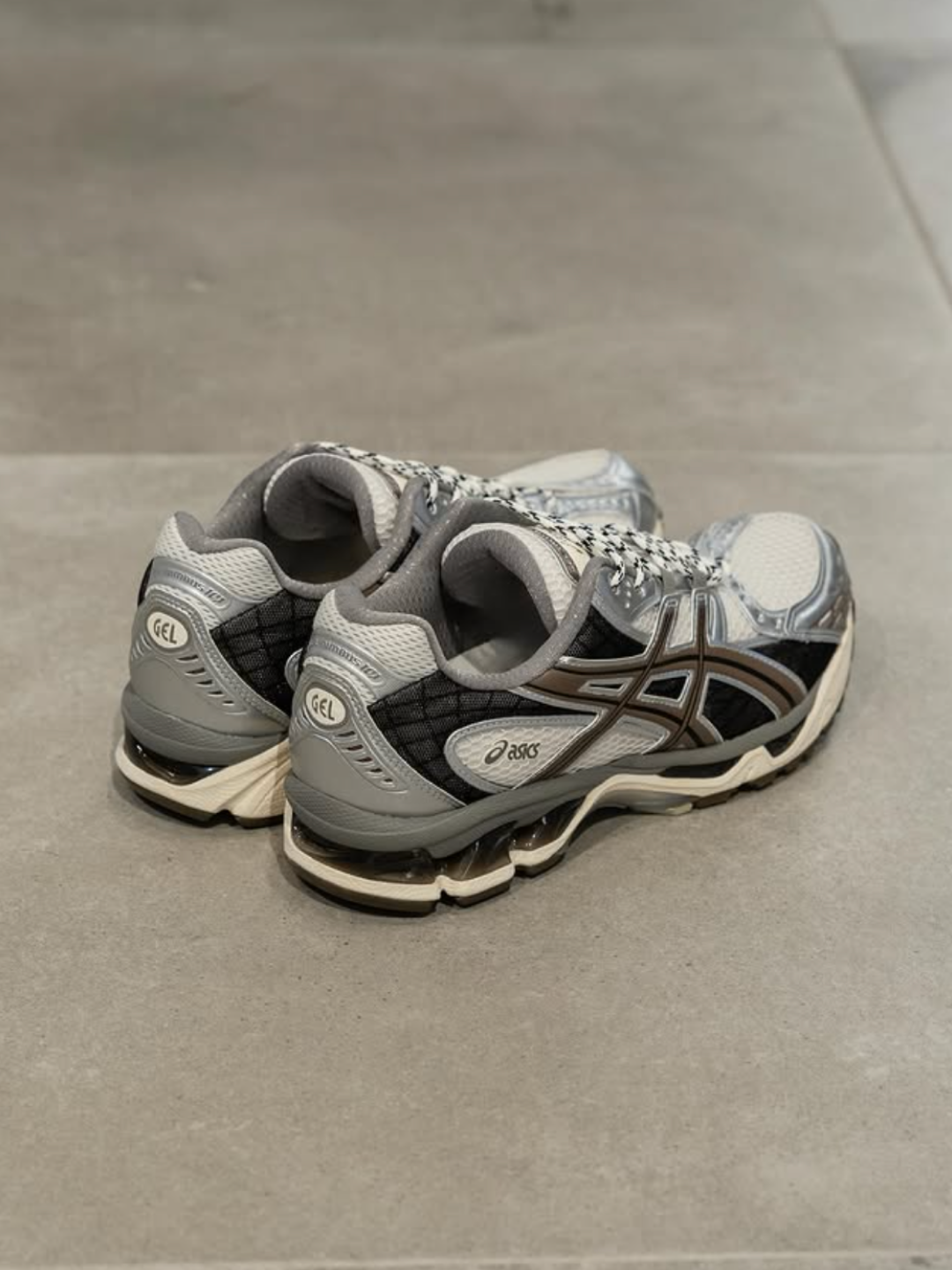 Asics Gel-Nimbus 10.1 Black Pure Silver - Korea Exclusive, Asics x Unaffected Gel-Kayano 20 Obsidian Grey Black 착용 스타일 - 4