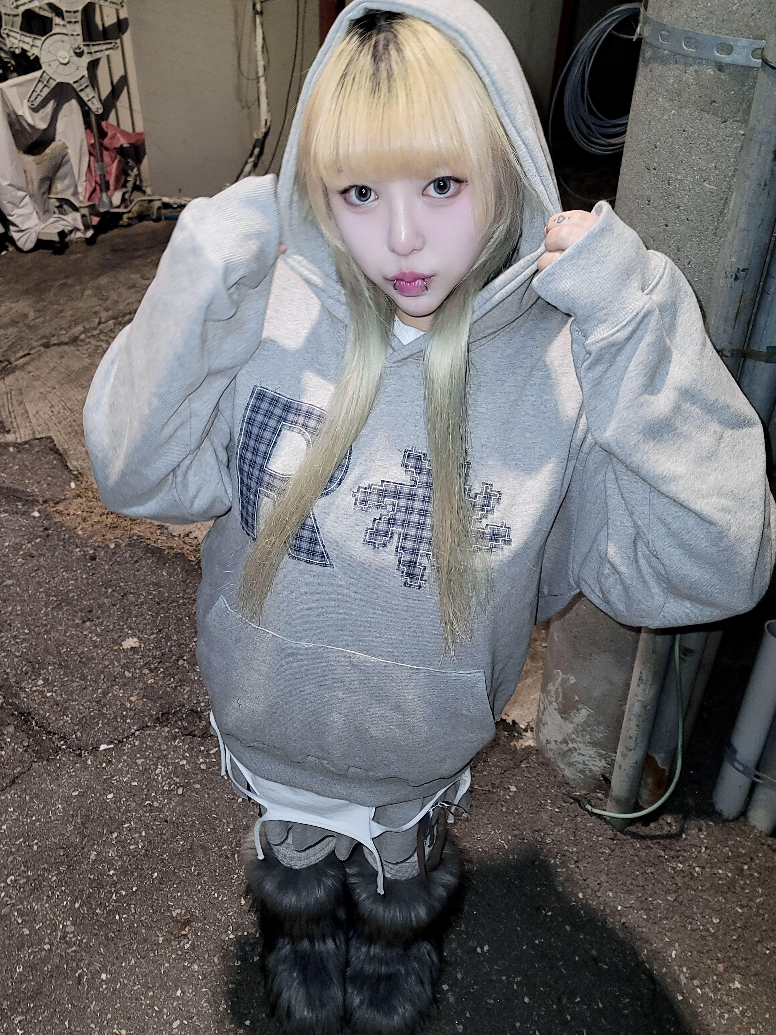 SLOW RECORD HOUSE Check Patch Hoodie Grey 착용 스타일 - 5
