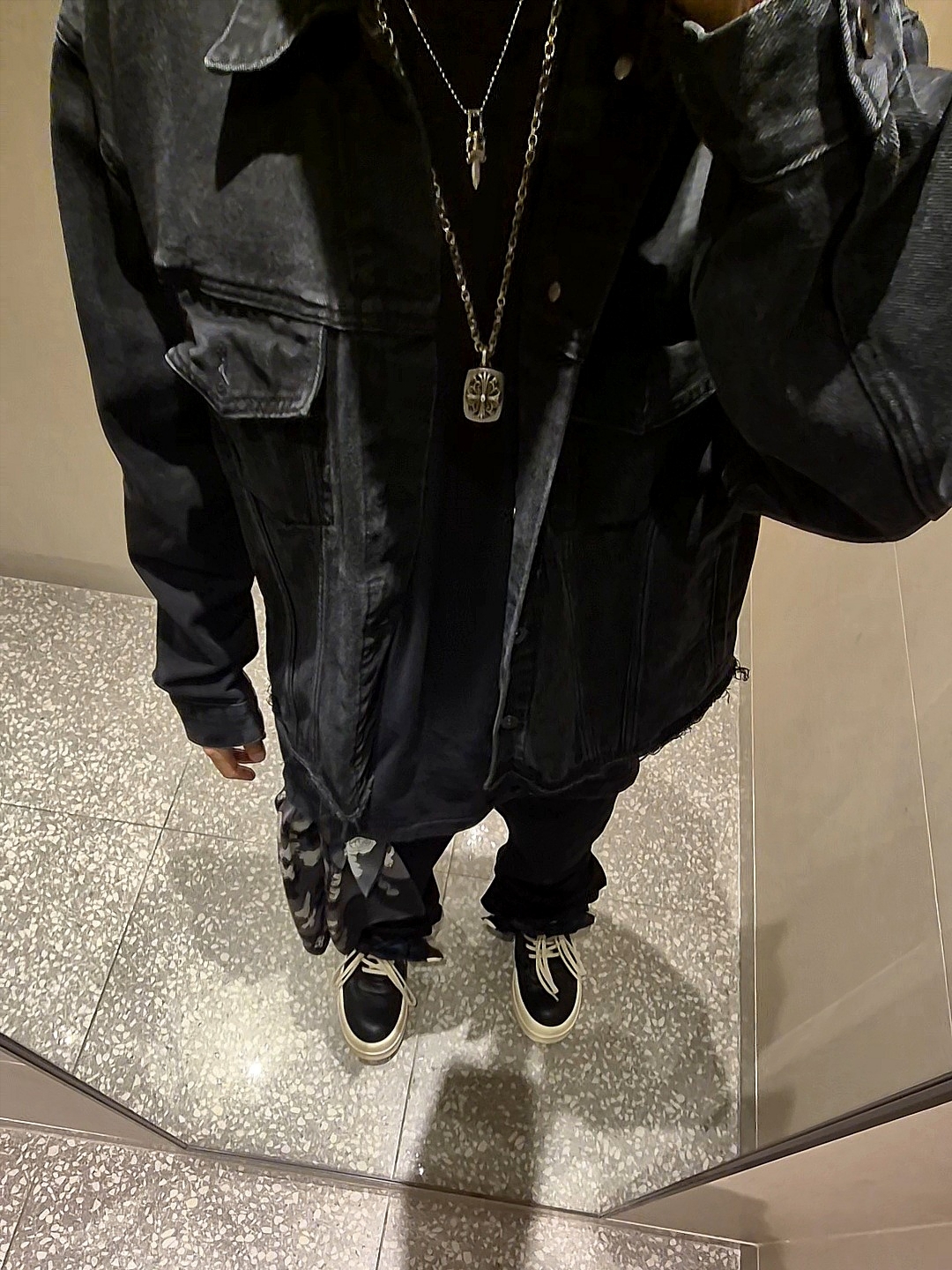 Rick Owens Mega Bumper Geobasket Black Milk, Awende Requiem Silk Scarf Gray 착용 스타일