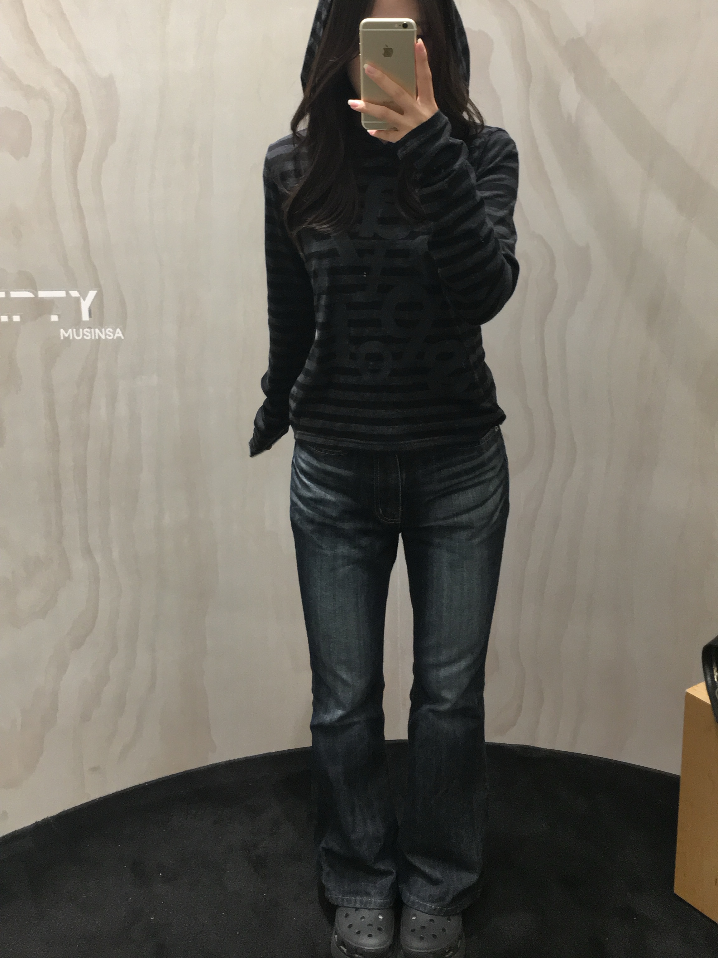 [KREAM 단독] Safarispot 1/2 Ticketing Stripe Border Hoodie Black, Crocs Classic Crush Clog Black 착용 스타일 - 1