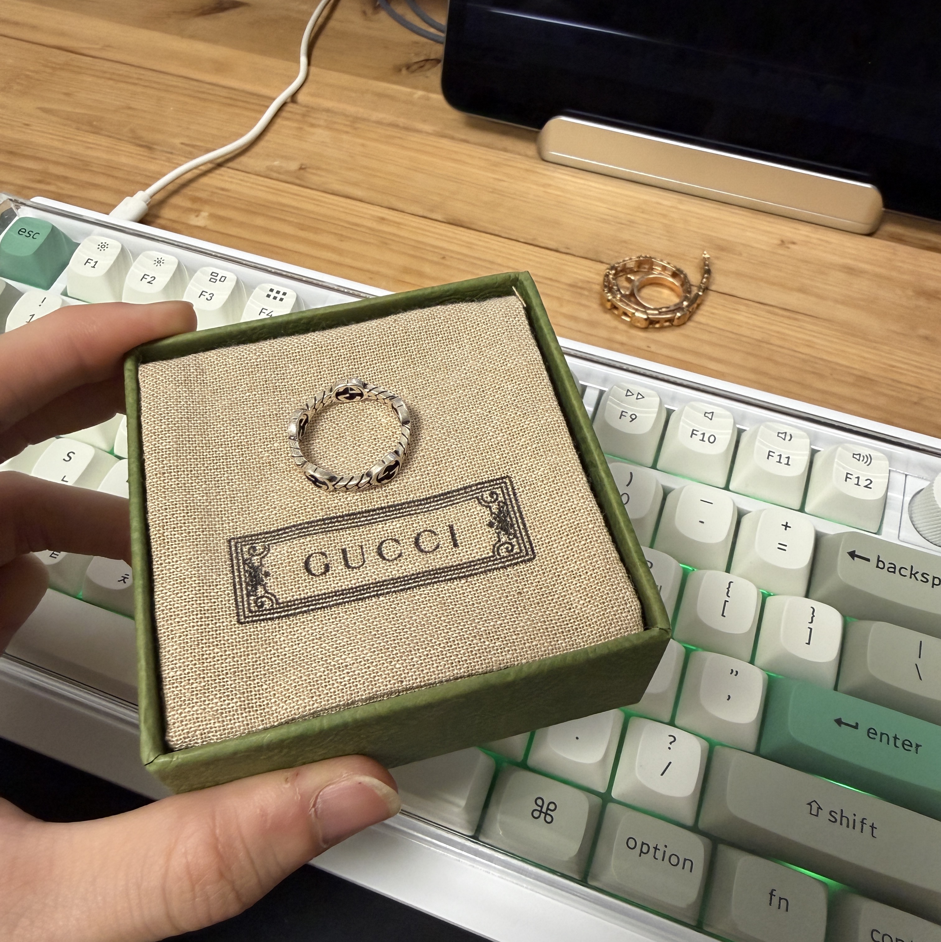 Gucci Interlocking G Ring Silver 착용 스타일 - 2