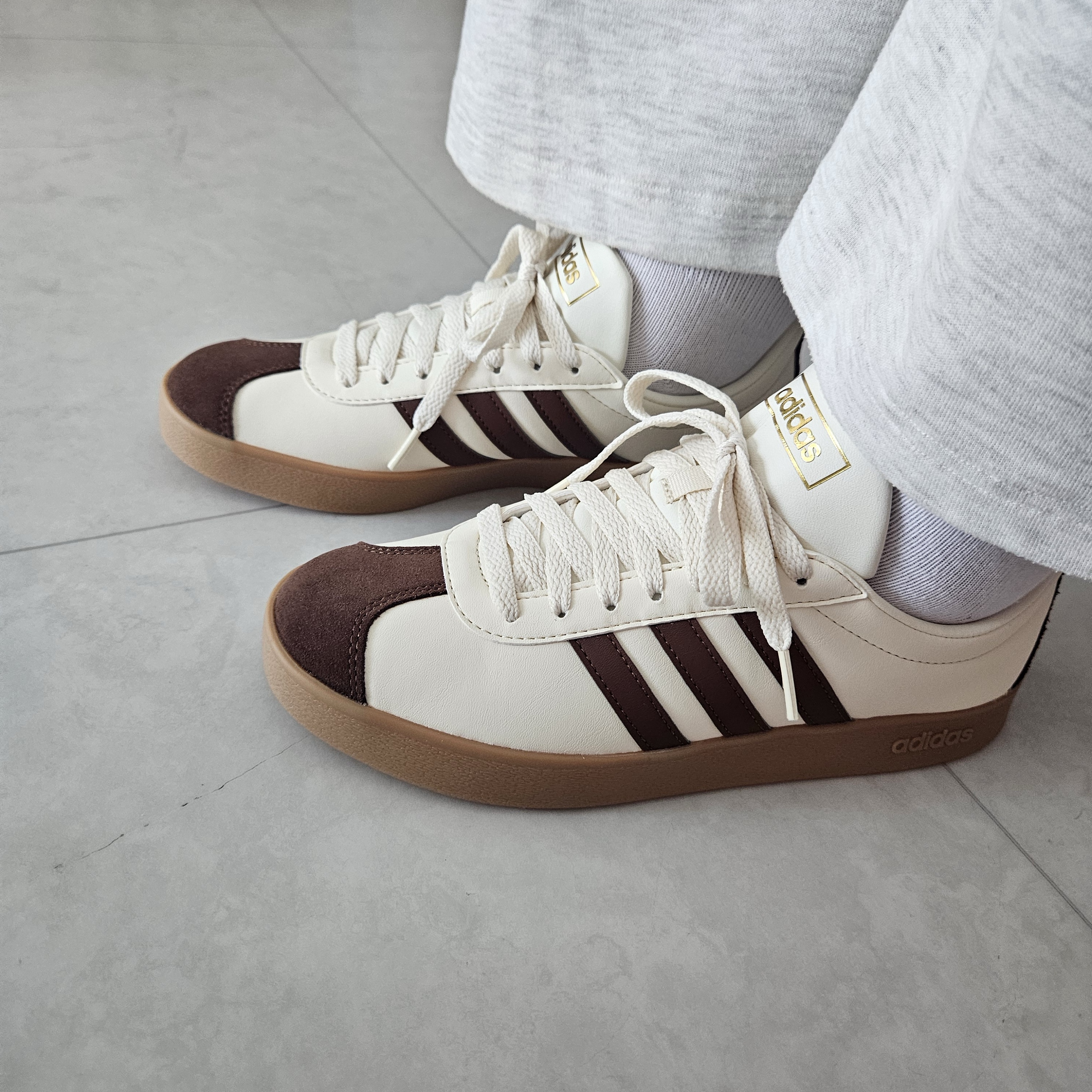 Adidas VL Court 2.0 Cream Brown 착용 스타일 - 2