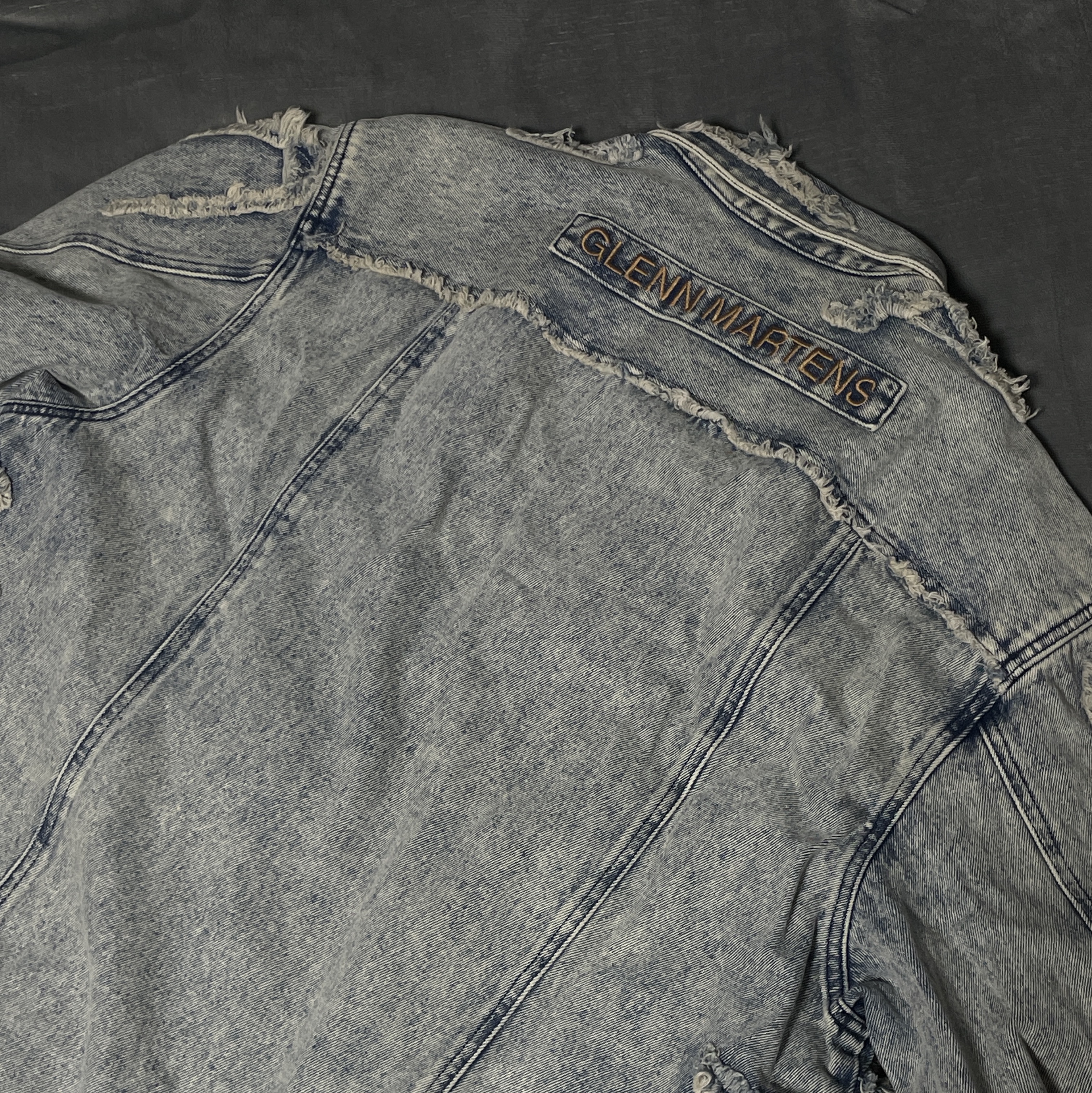 H&M x Glenn Martens Distressed Look Denim Shirt Light Denim Blue 착용 스타일 - 1