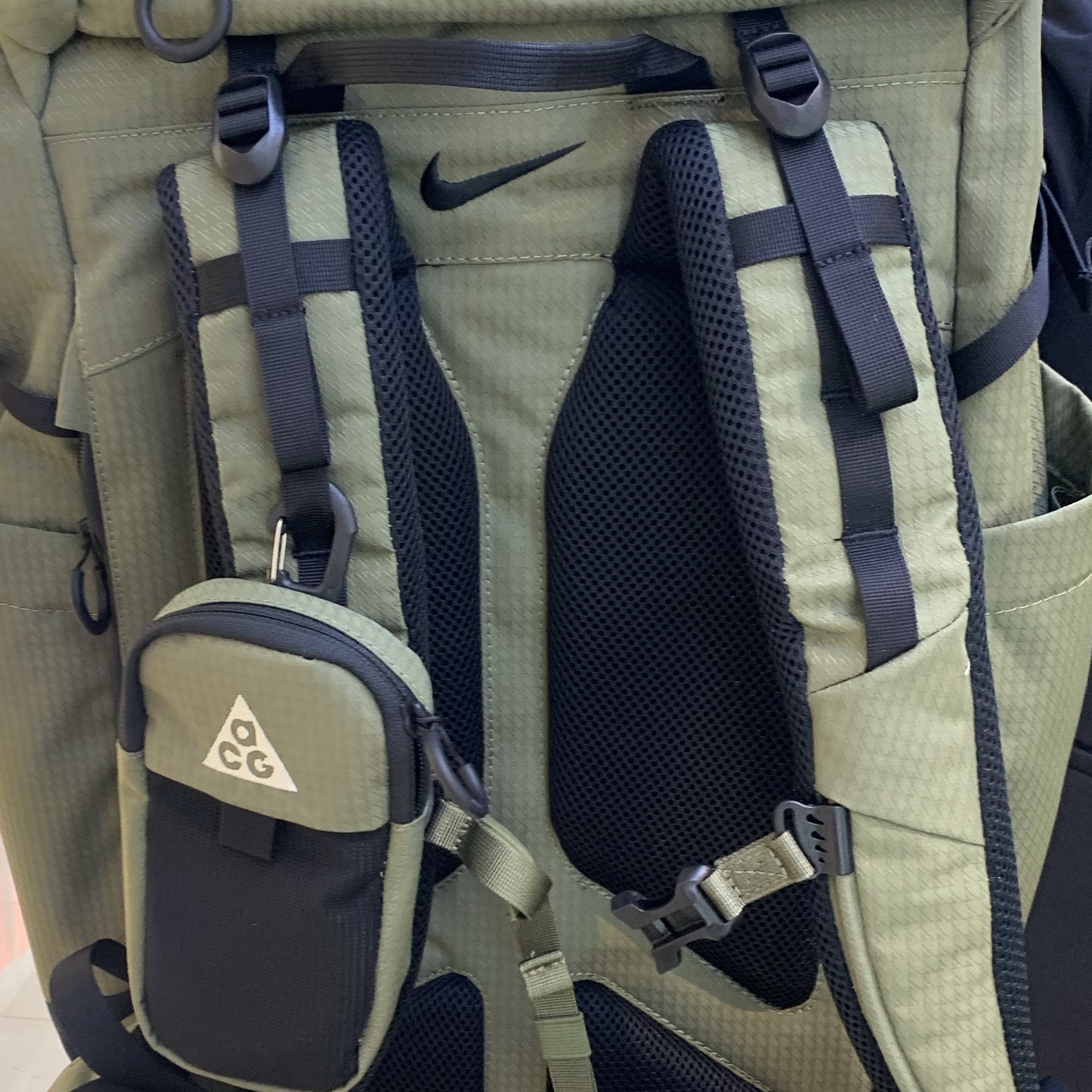 Nike ACG 36 Backpack Medium Olive 착용 스타일