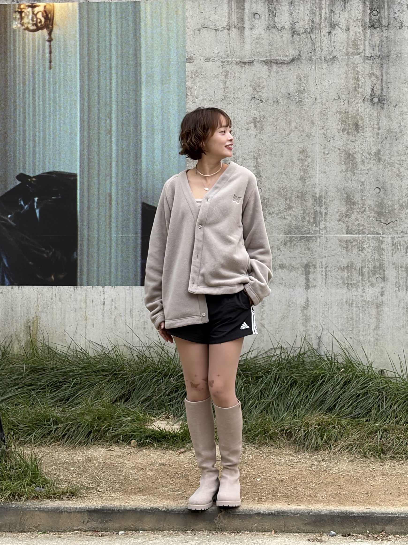 Uniqlo x Needles Fleece Oversized Cardigan Beige - KR, (W) Adidas 3-Stripes Woven Shorts Black - KR Sizing 착용 스타일 - 3