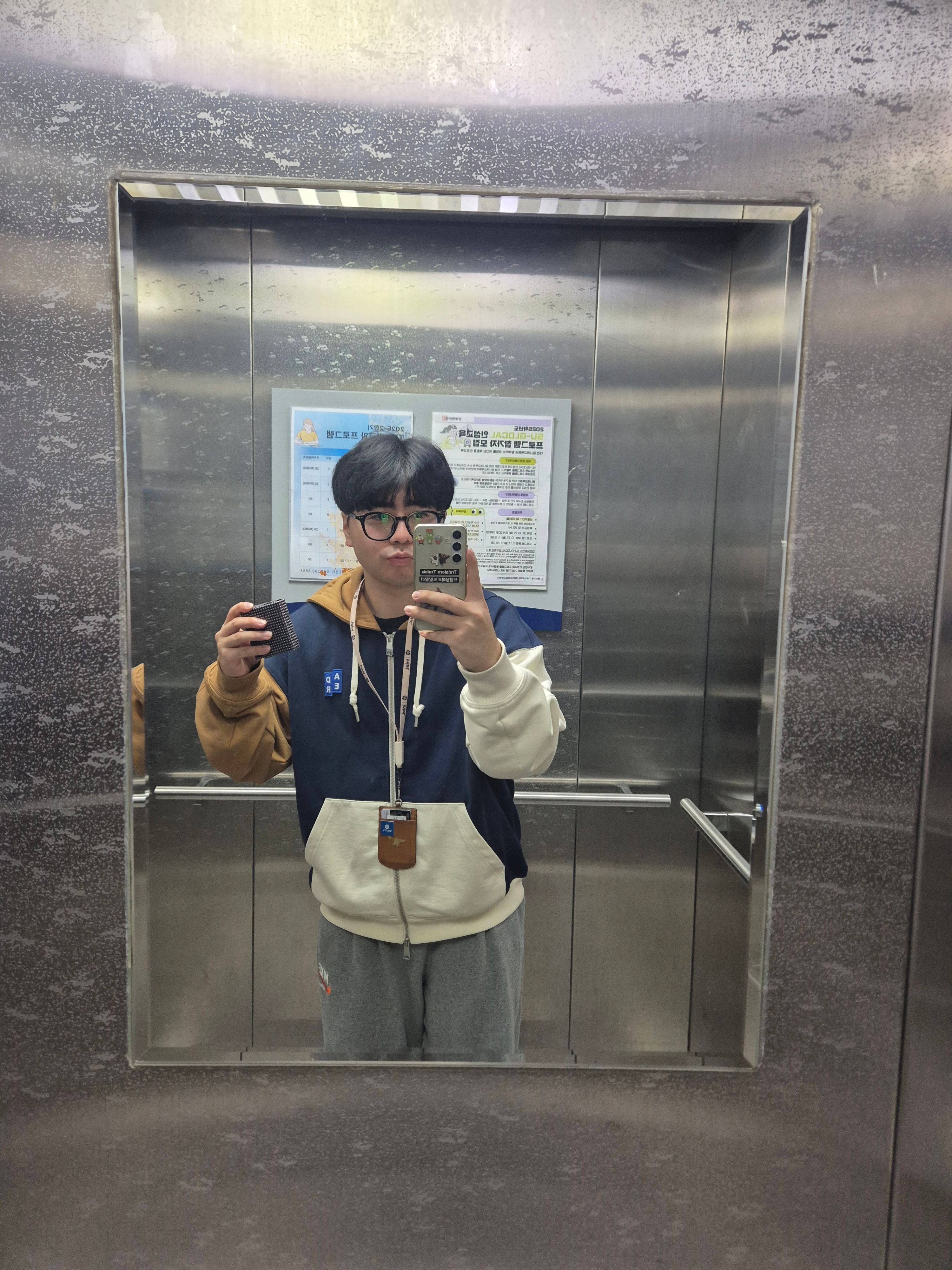 Ader Error Sig; TRS Tag Hoodie Zip-Up 02 Dark Navy 착용 스타일