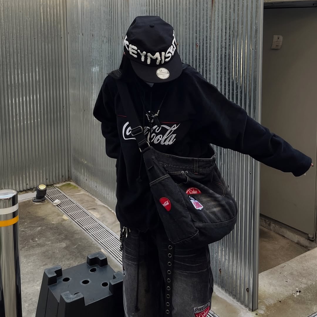 SPORT CHAMBER x Coca-Cola Balloon Denim Pants Black, SPORT CHAMBER x Coca-Cola Denim Cross Bag Black 착용 스타일 - 4