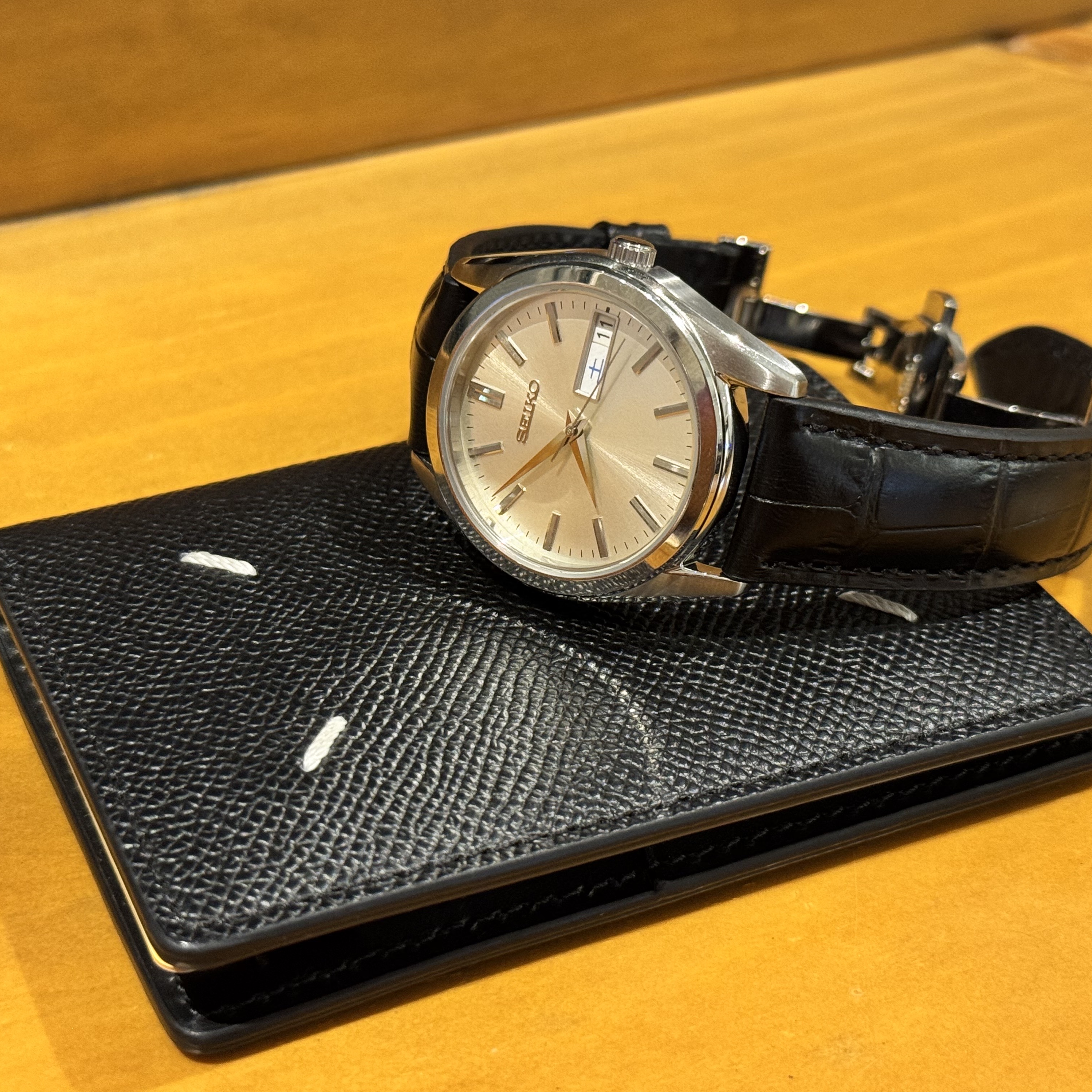 Maison Margiela Leather Bi-Fold Card Holder Black, Seiko SBTH007 Silver 착용 스타일