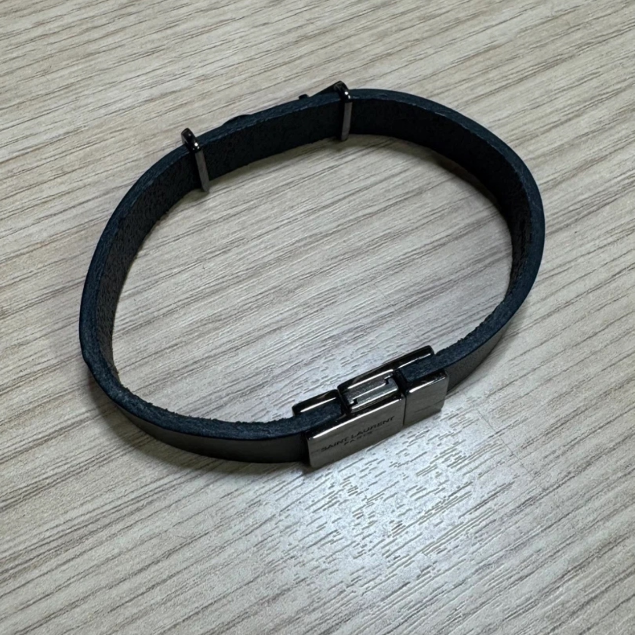 Saint Laurent Opyum Bracelet in Smooth Leather and Metal Black 착용 스타일