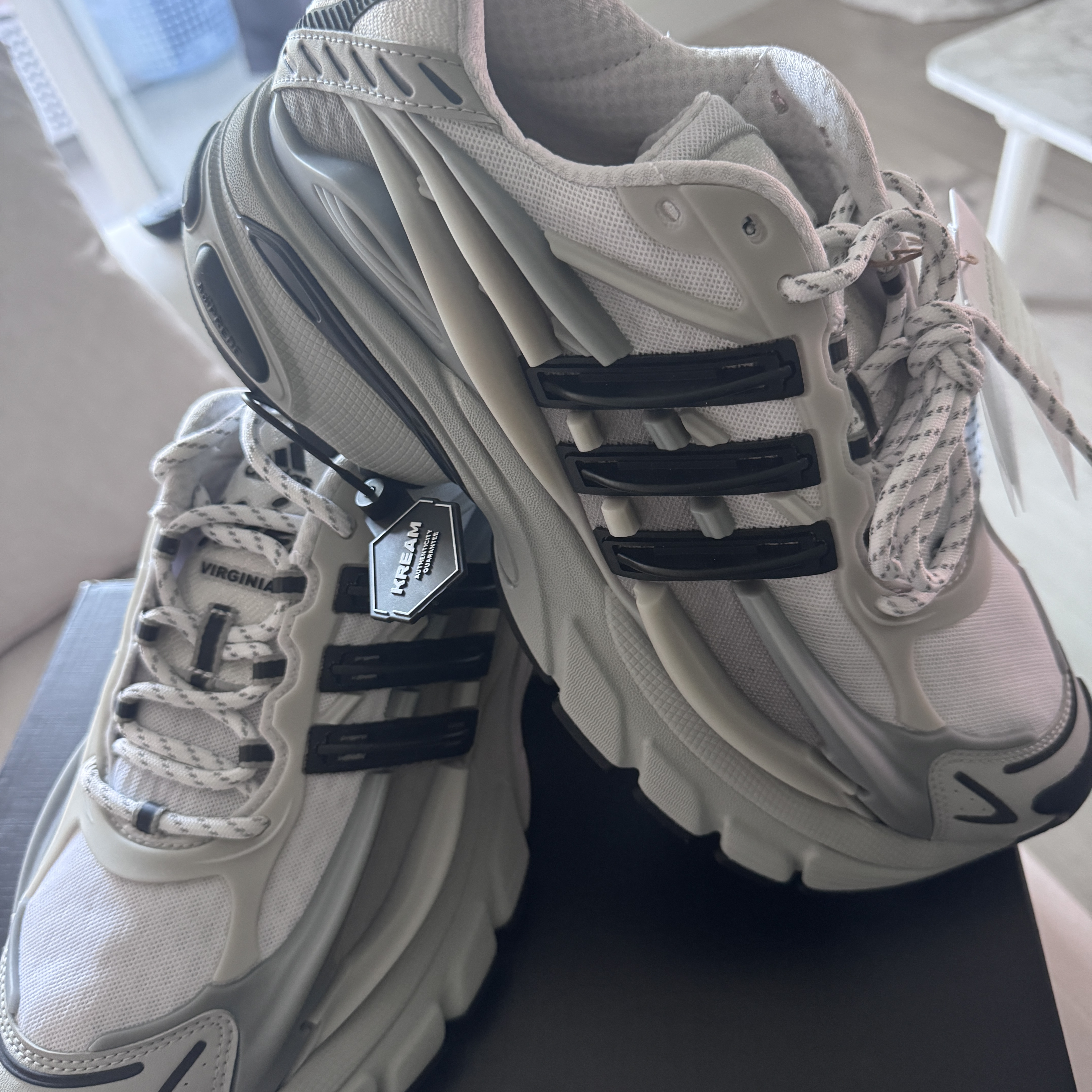 Adidas x Pharrell Williams Adistar Jellyfish Solid Grey Core Black 착용 스타일 - 3