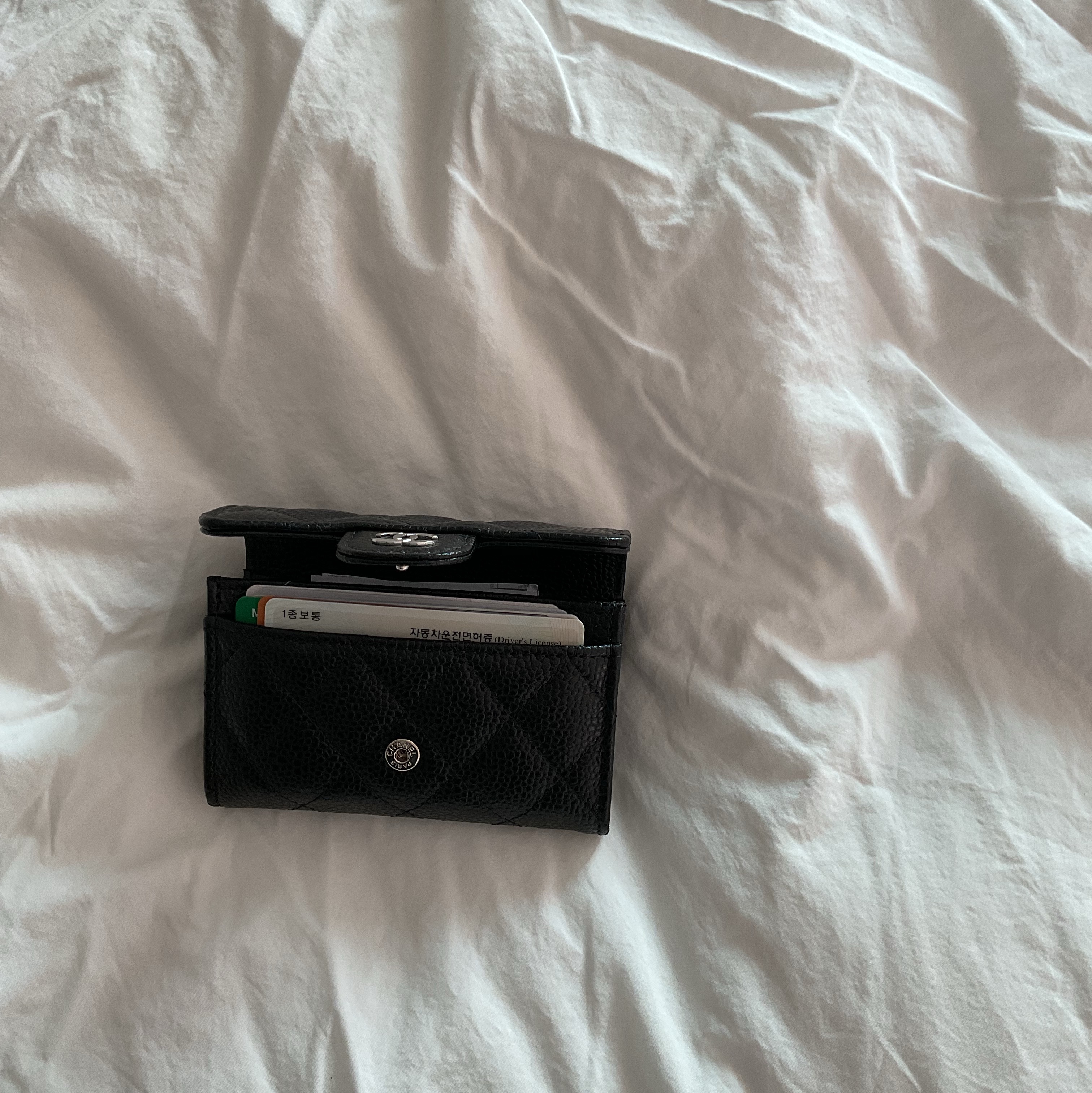 Chanel Classic Card Holder Grained Calfskin & Silver Black 착용 스타일 - 2