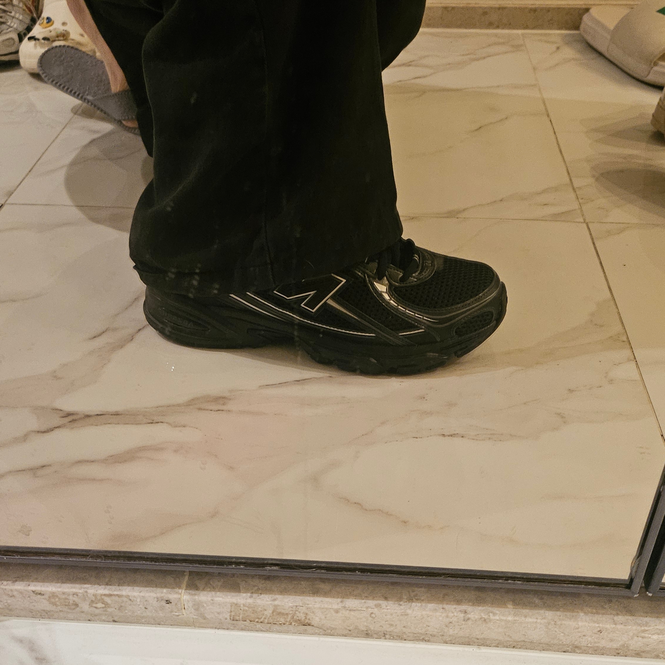 New Balance 740v2 Black Silver Metallic 착용 스타일 - 3