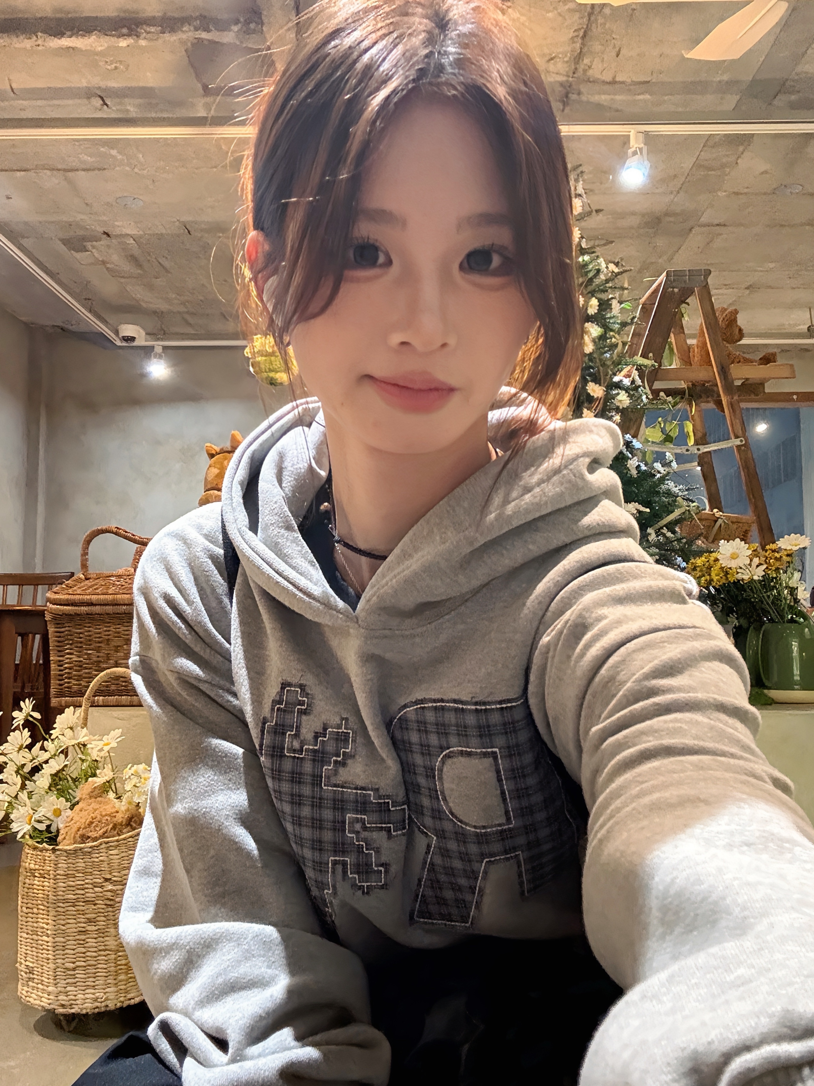 SLOW RECORD HOUSE Check Patch Hoodie Grey 착용 스타일 - 3